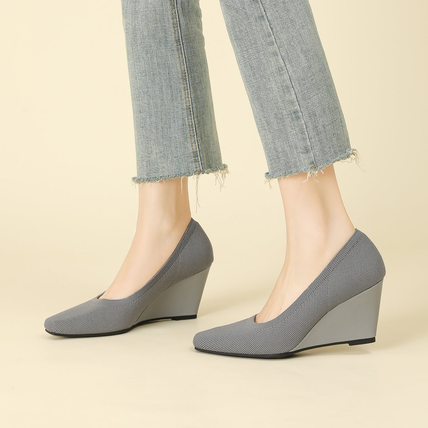 8cmウェッジヒールのストレッチニットパンプス