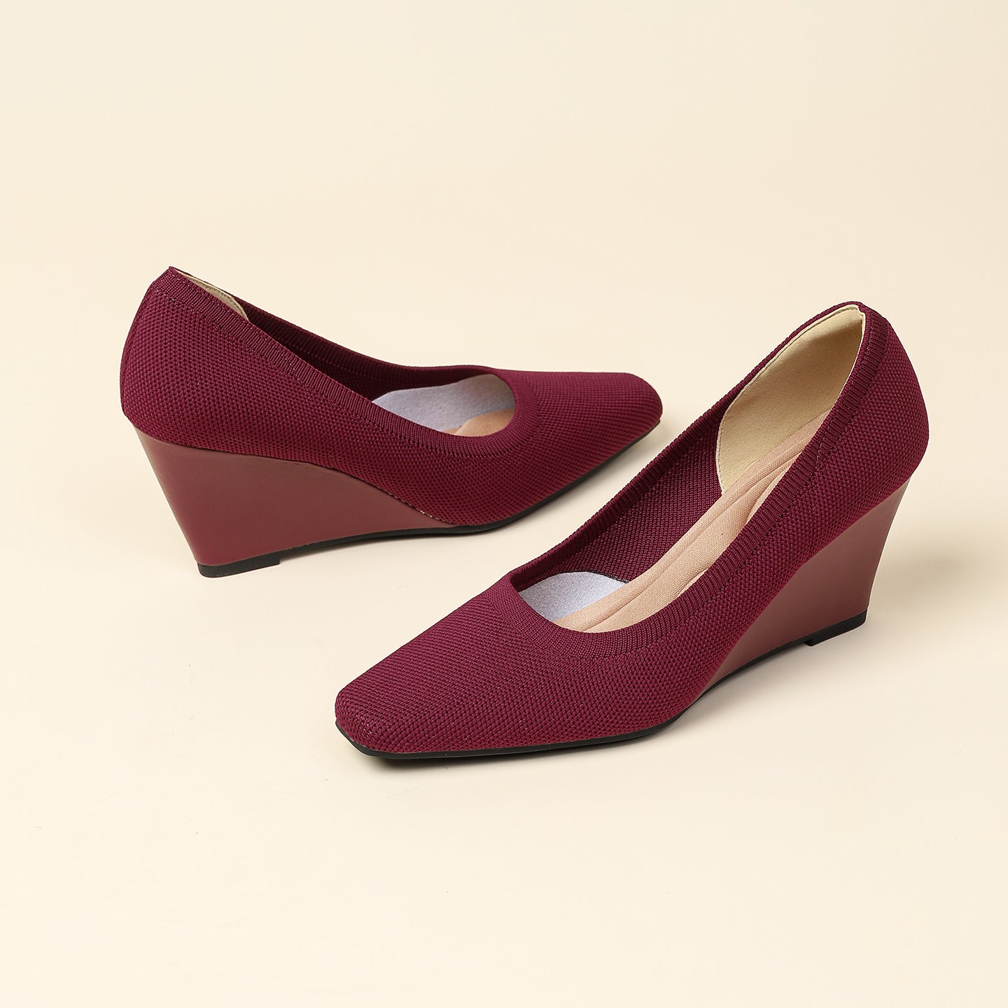 8cmウェッジヒールのストレッチニットパンプス