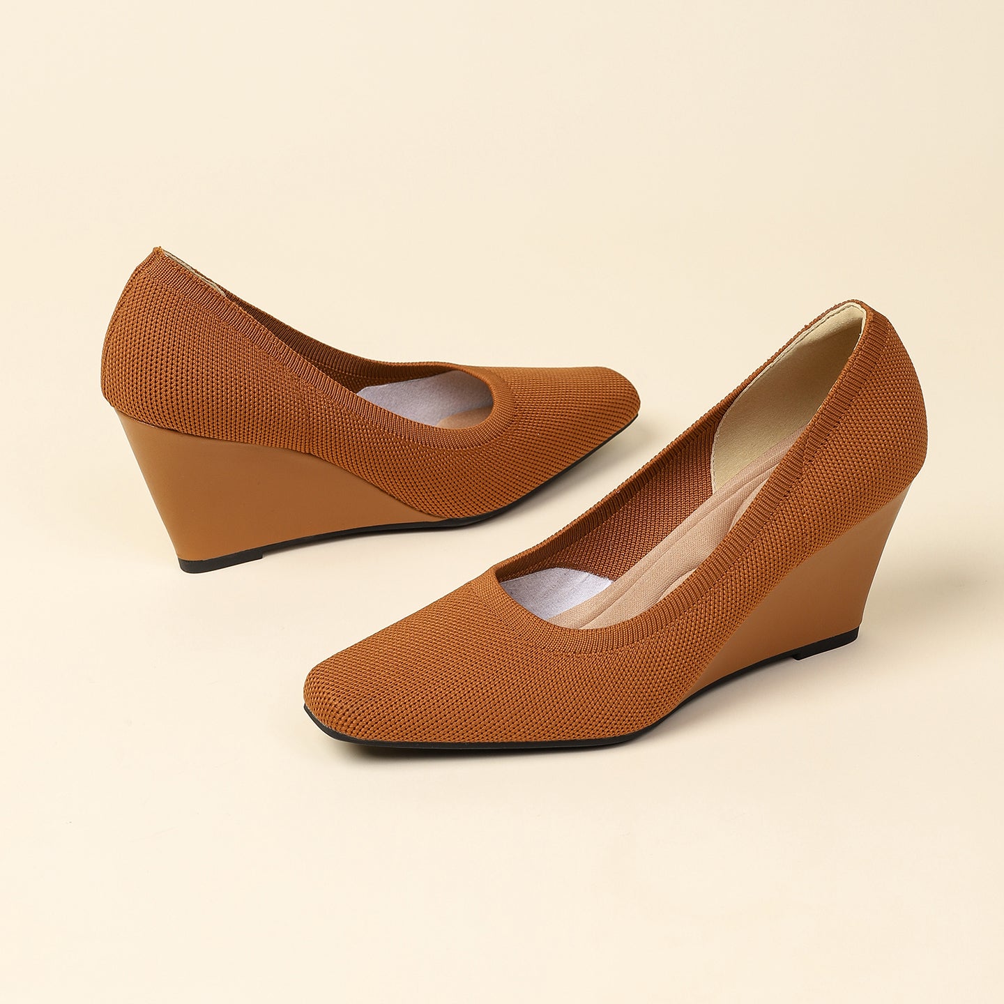 8cmウェッジヒールのストレッチニットパンプス