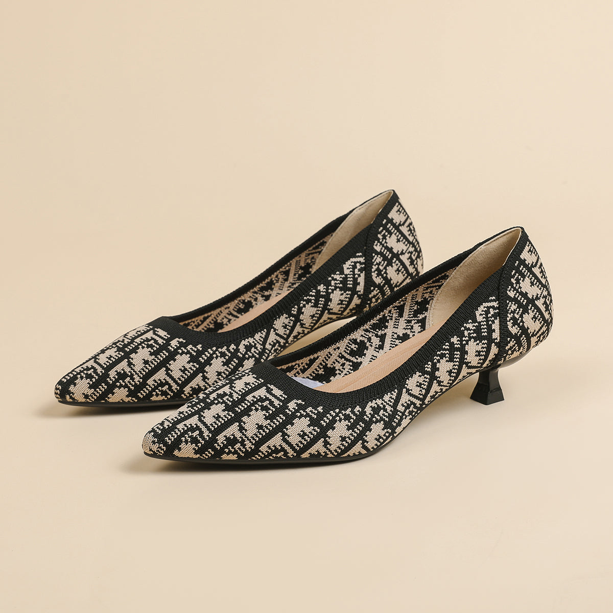 尖ったトゥの浅口プリンセスパンプス・ミドルハイヒール