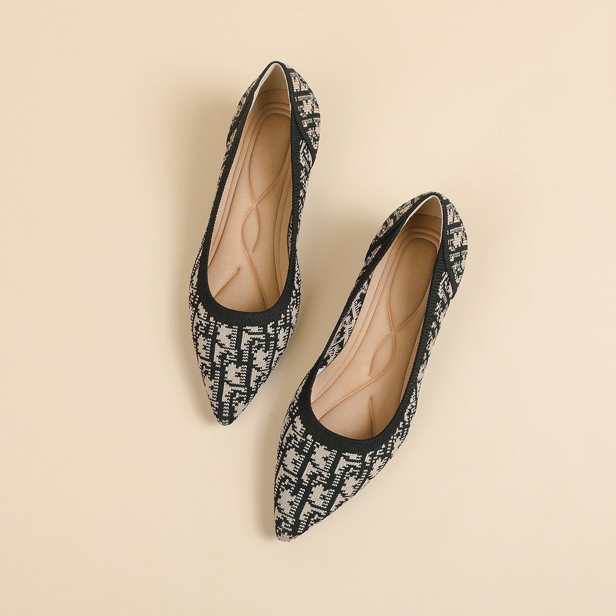 尖ったトゥの浅口プリンセスパンプス・ミドルハイヒール