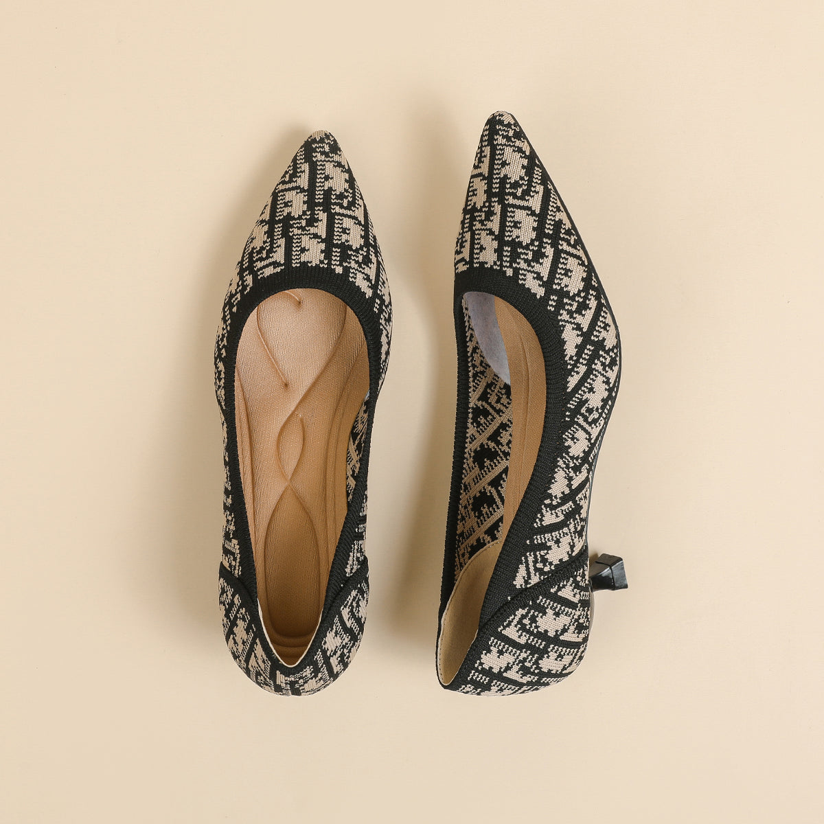 尖ったトゥの浅口プリンセスパンプス・ミドルハイヒール