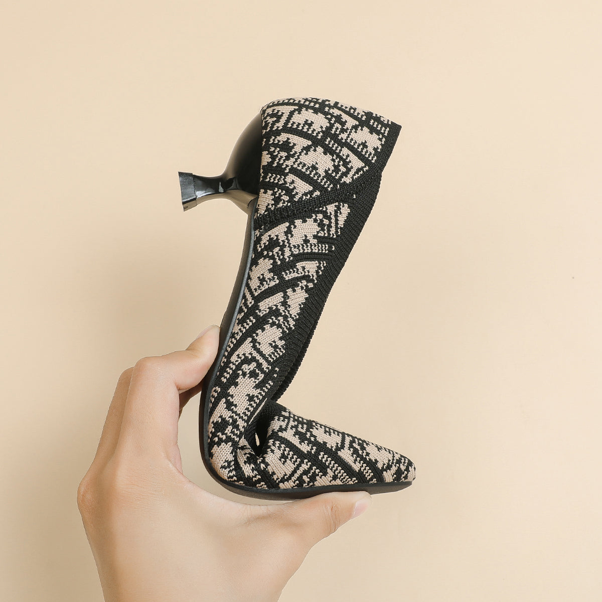 尖ったトゥの浅口プリンセスパンプス・ミドルハイヒール