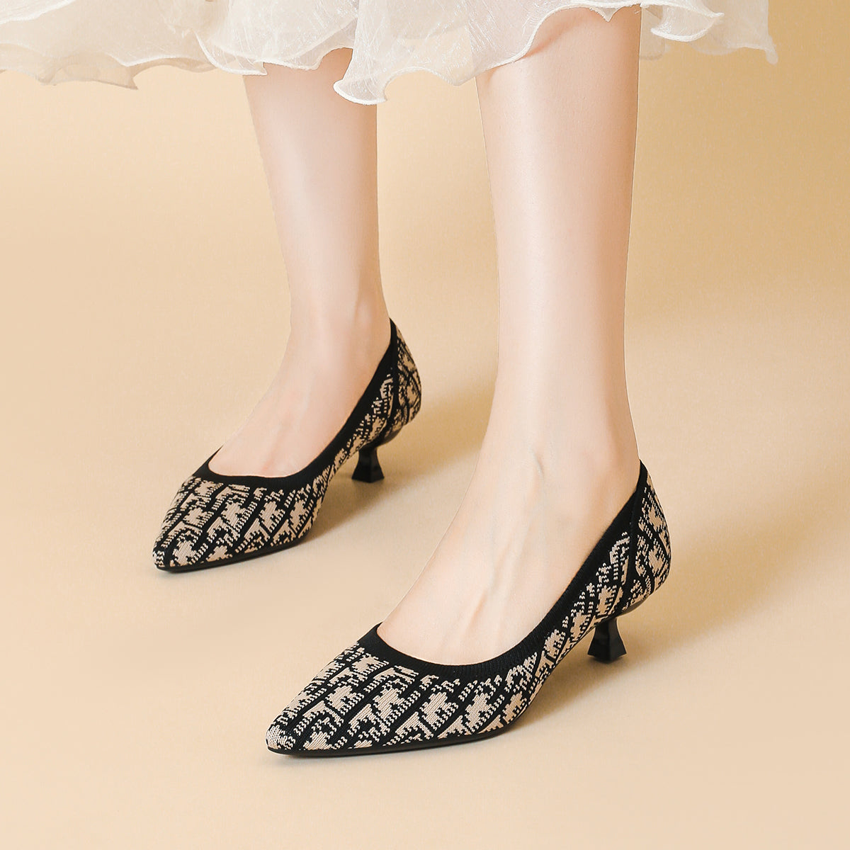 尖ったトゥの浅口プリンセスパンプス・ミドルハイヒール