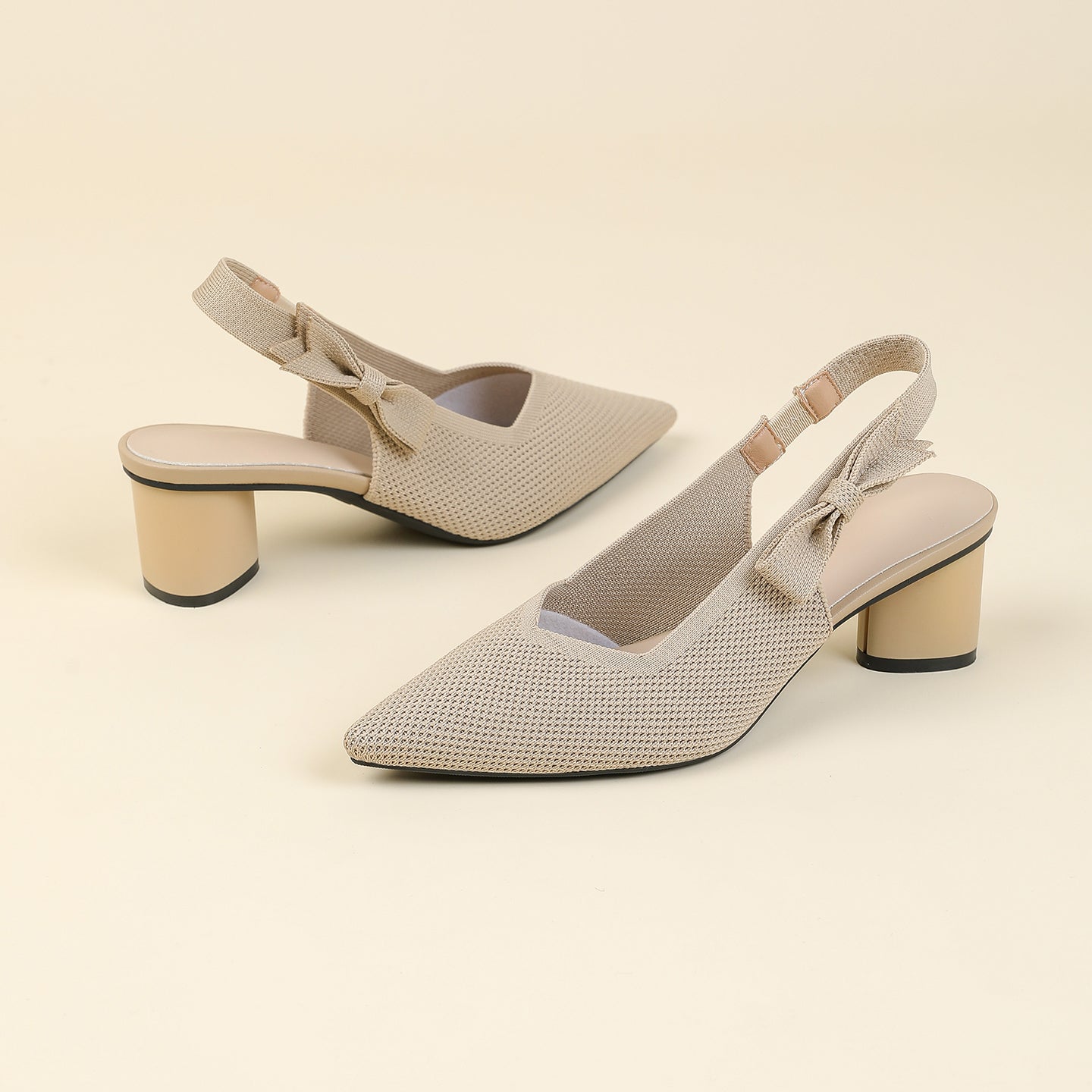 上品な尖頭デザインの後ろリボン付き太ヒールサンダル