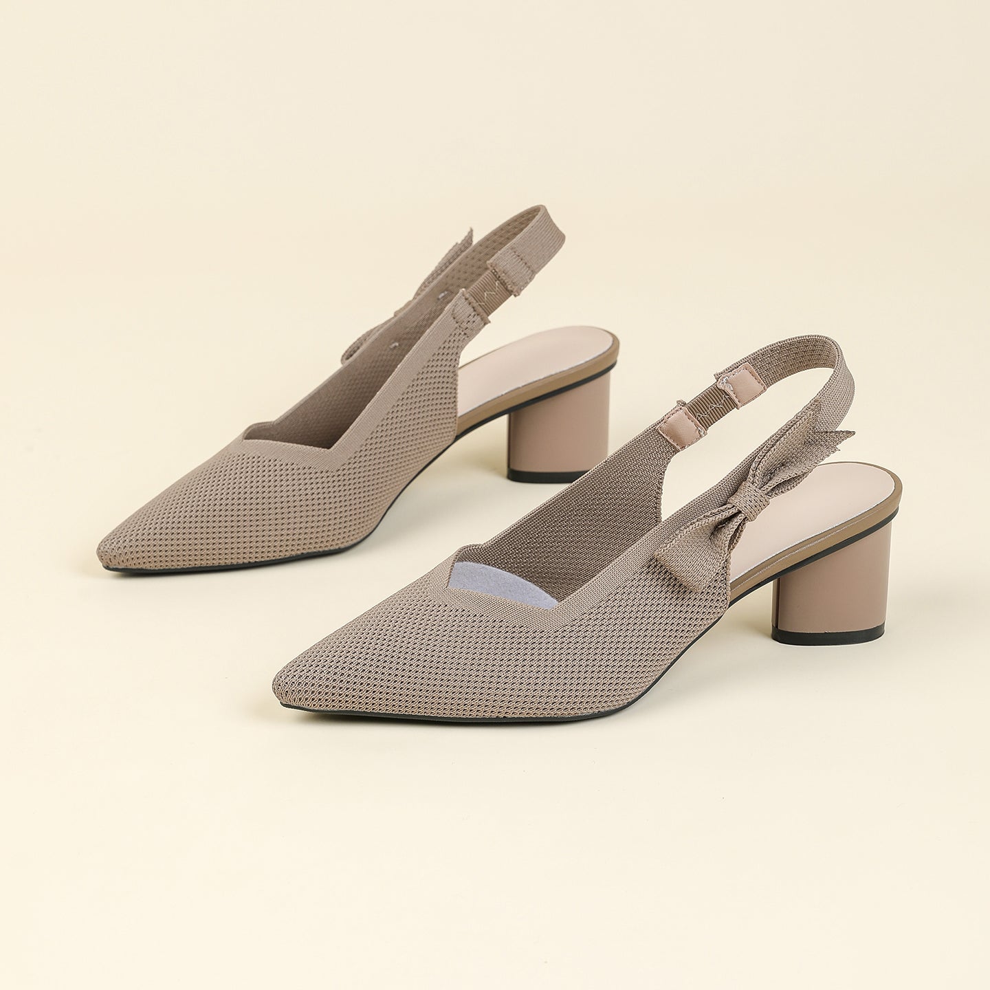 上品な尖頭デザインの後ろリボン付き太ヒールサンダル