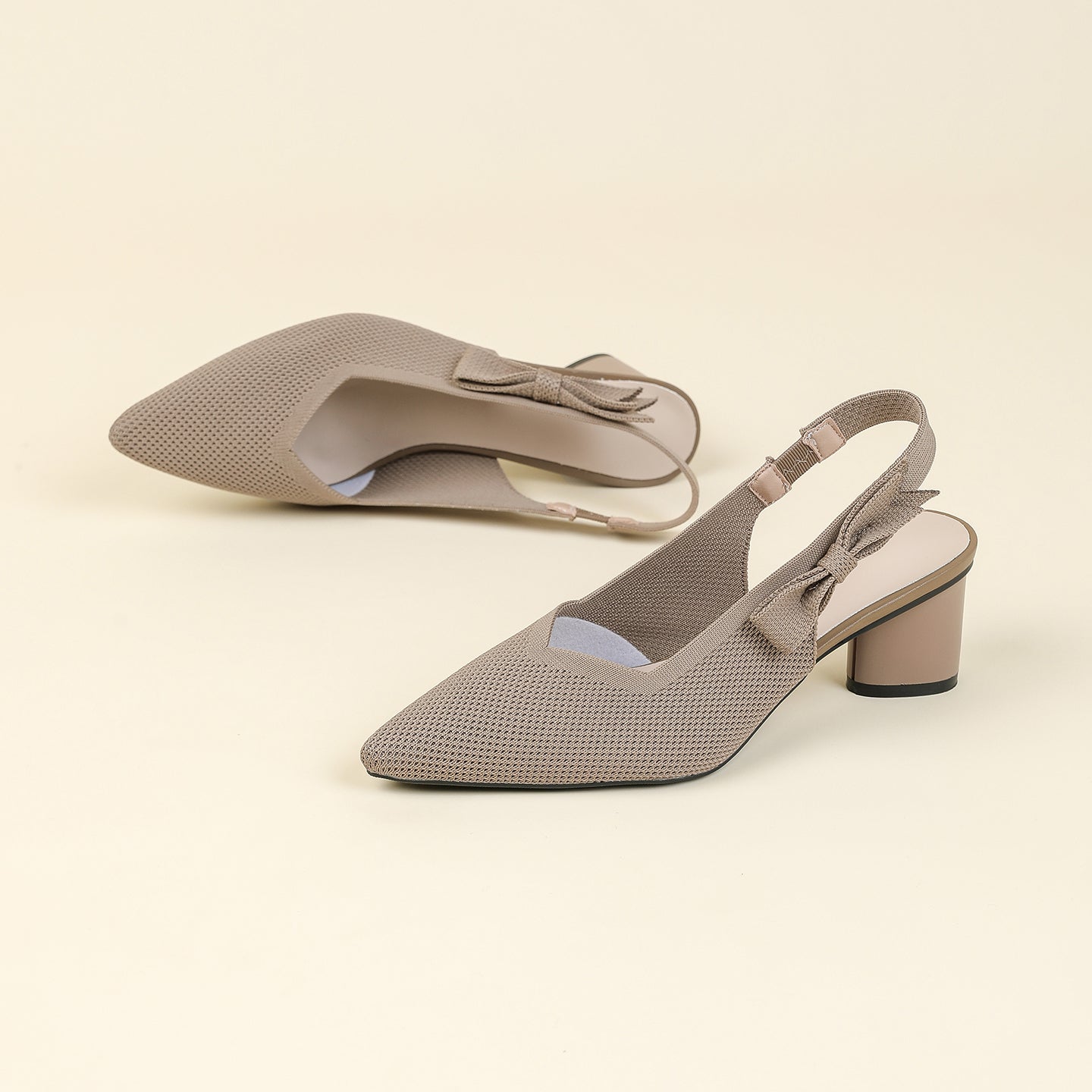 上品な尖頭デザインの後ろリボン付き太ヒールサンダル