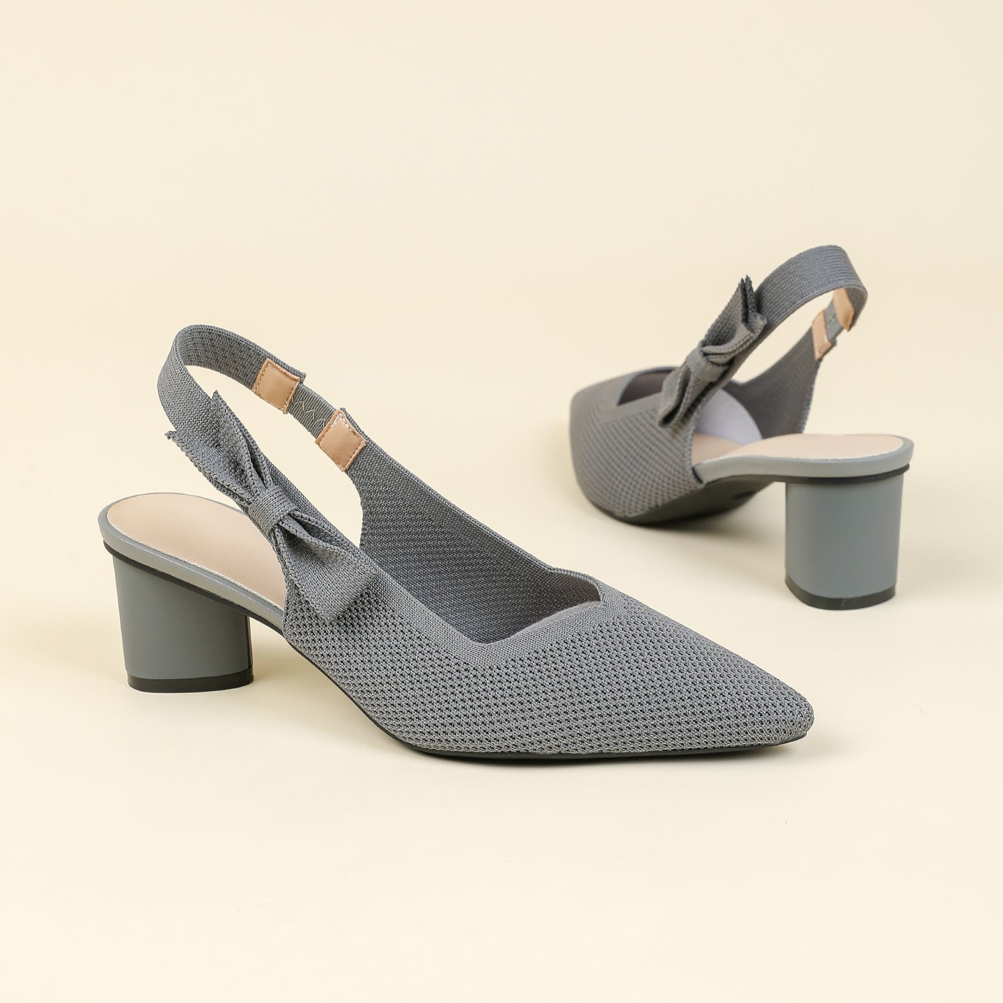 上品な尖頭デザインの後ろリボン付き太ヒールサンダル