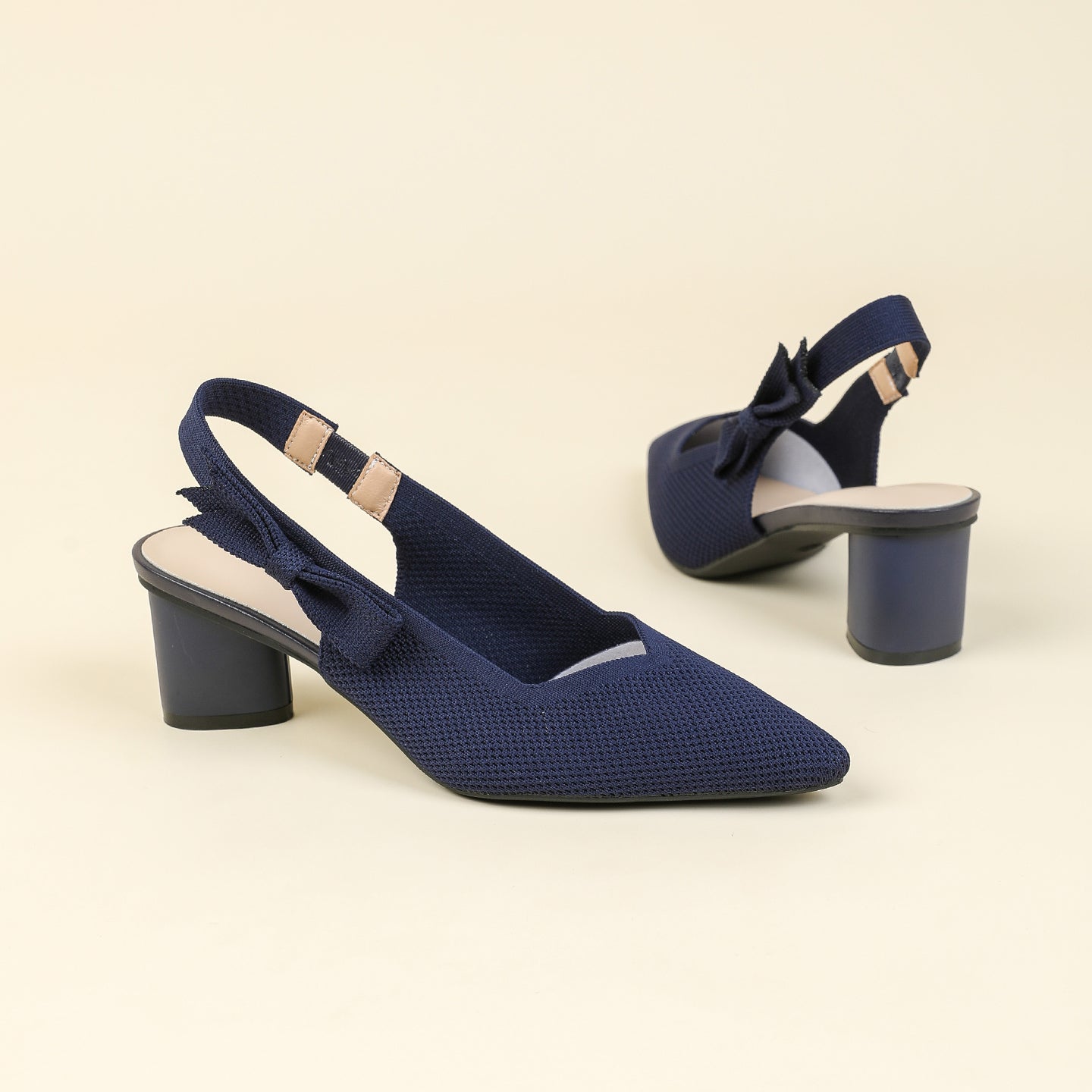 上品な尖頭デザインの後ろリボン付き太ヒールサンダル