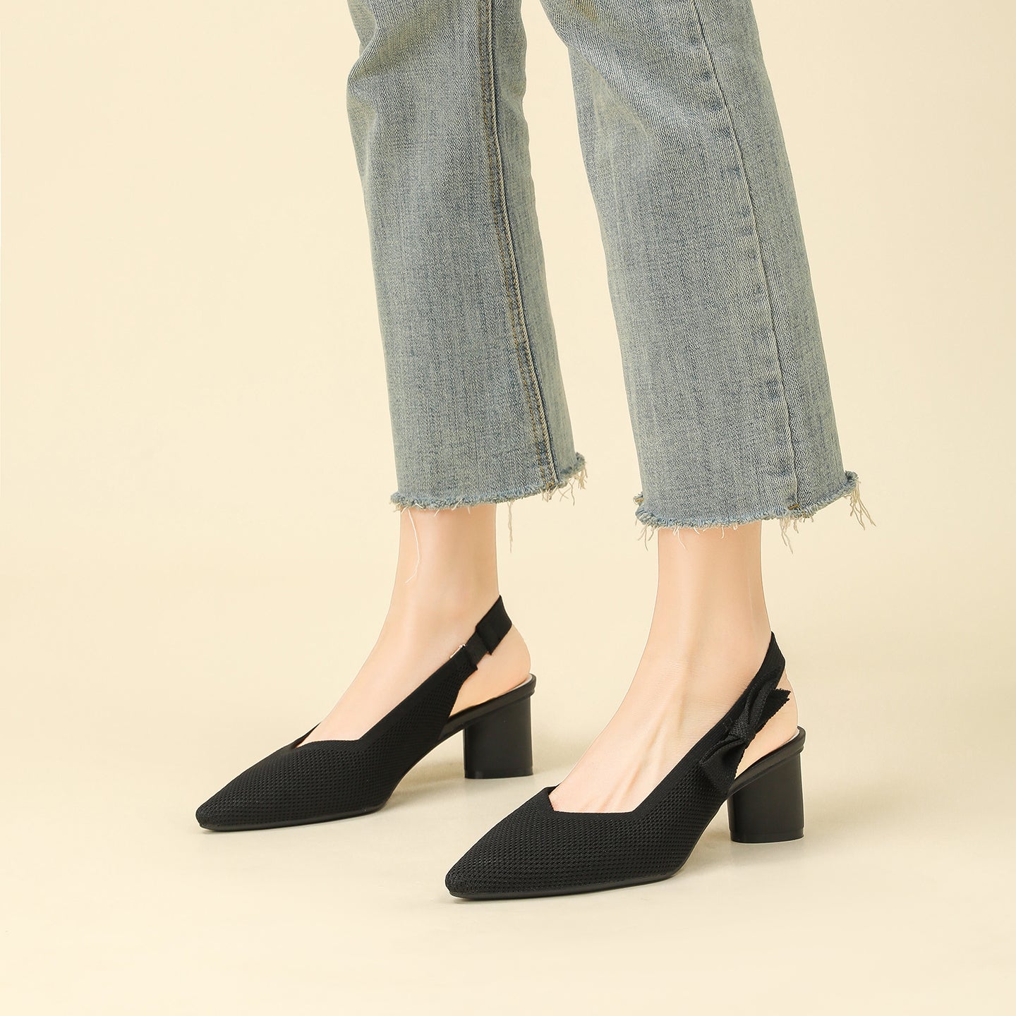 上品な尖頭デザインの後ろリボン付き太ヒールサンダル