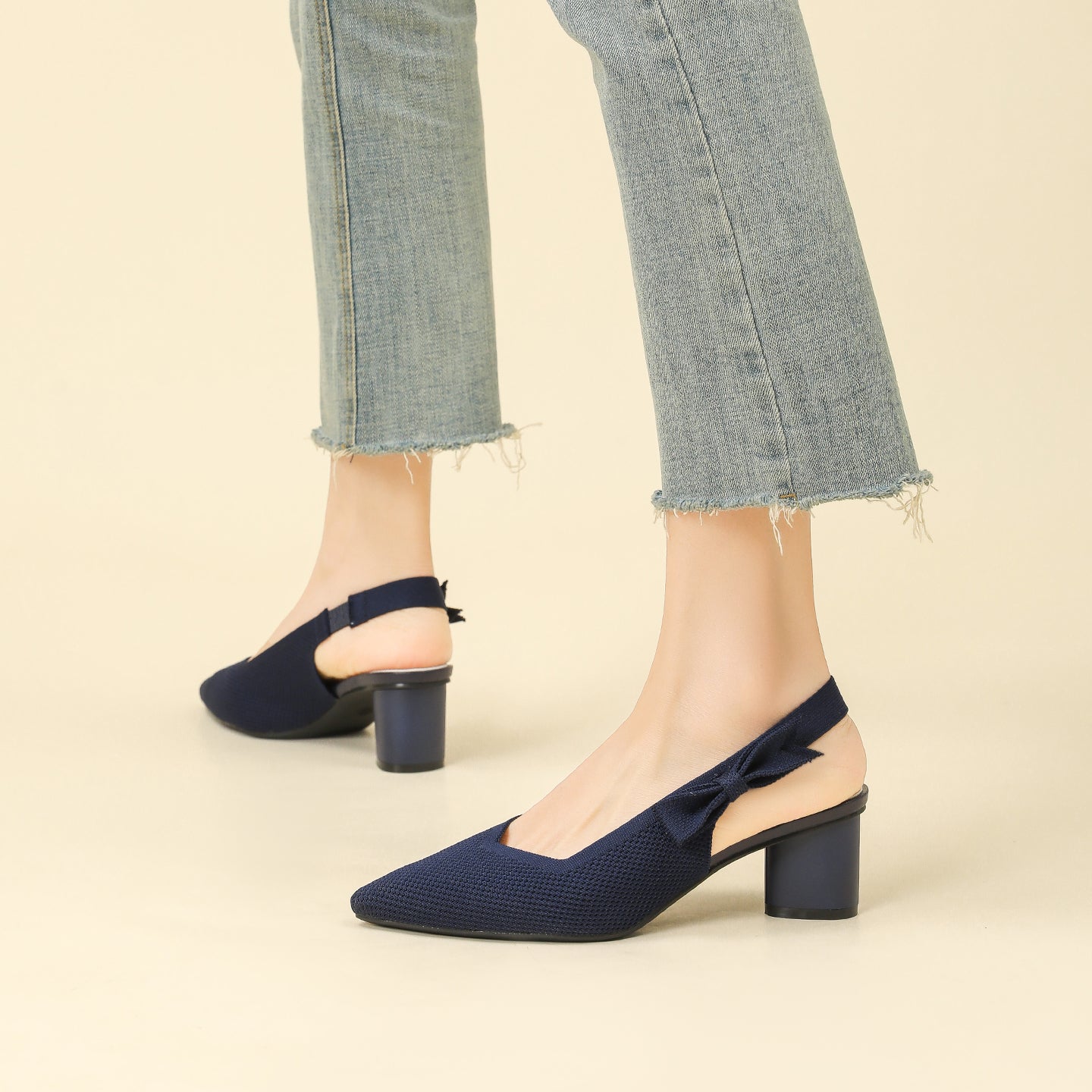 上品な尖頭デザインの後ろリボン付き太ヒールサンダル