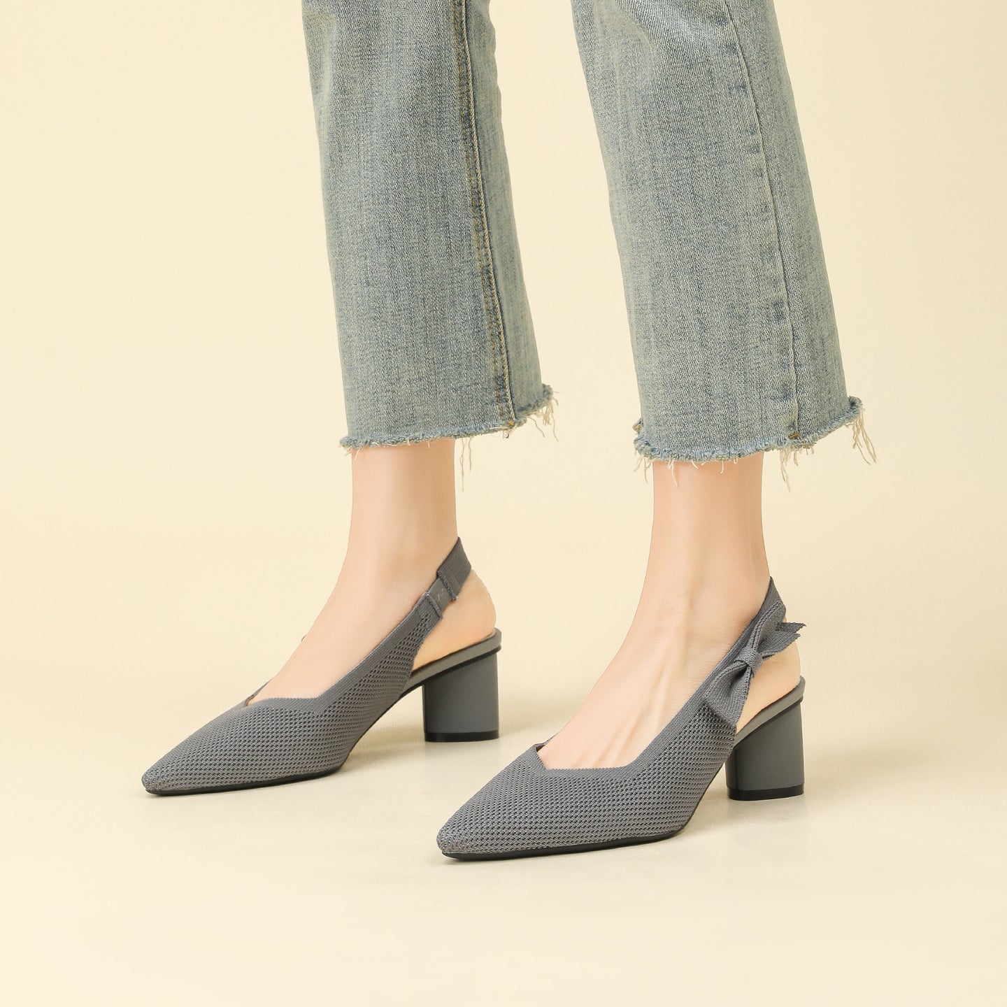 上品な尖頭デザインの後ろリボン付き太ヒールサンダル