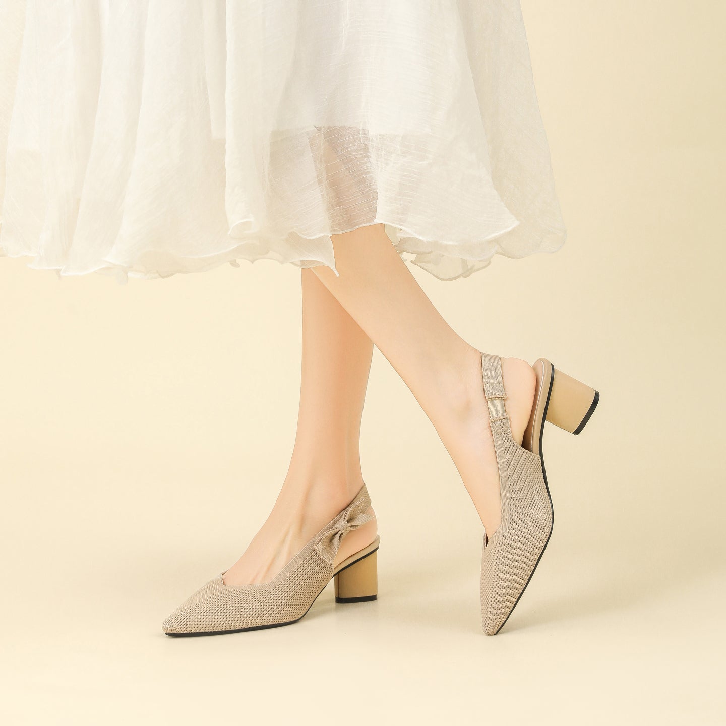 上品な尖頭デザインの後ろリボン付き太ヒールサンダル