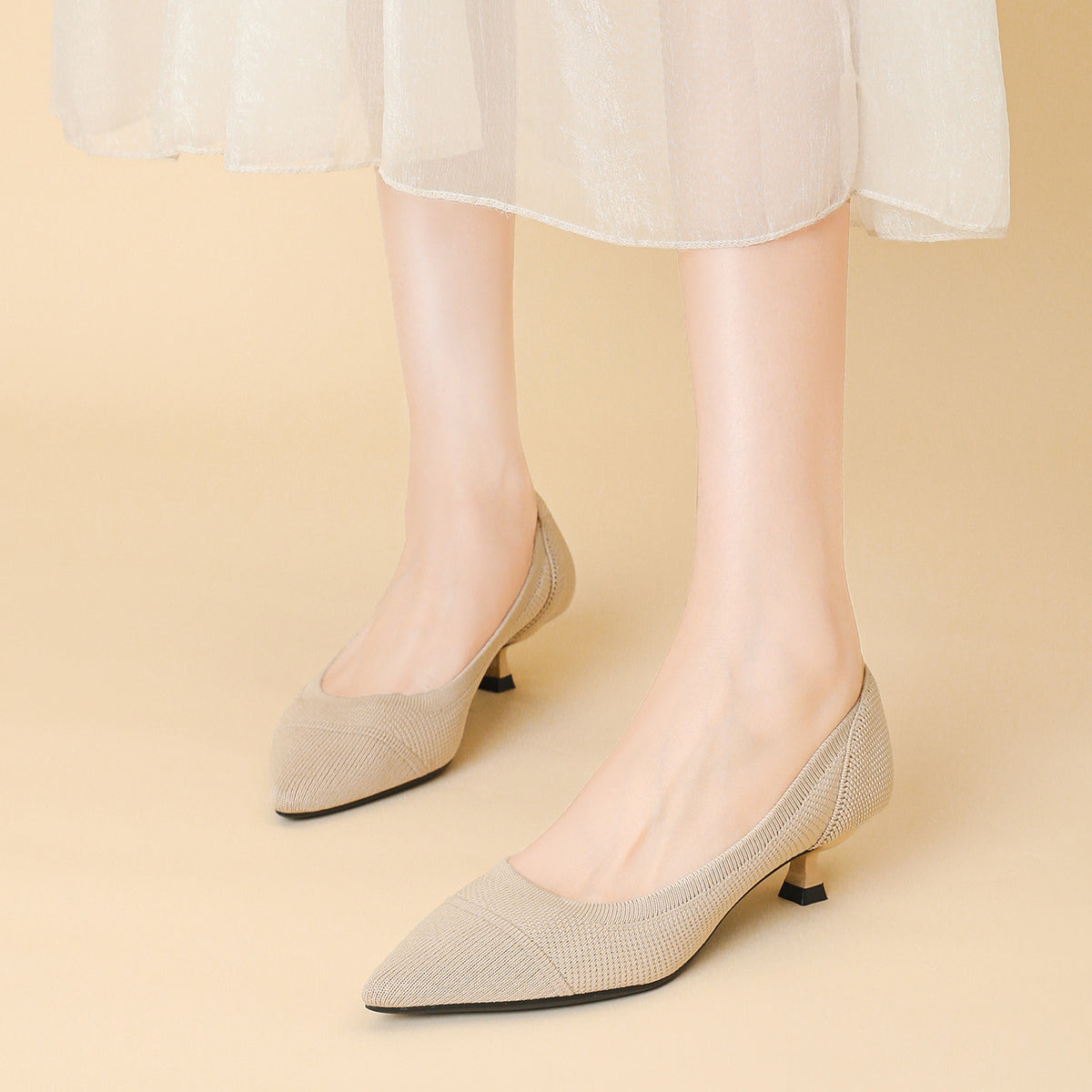 ポインテッドトゥ 浅口 4cmキトゥンヒール パンプス