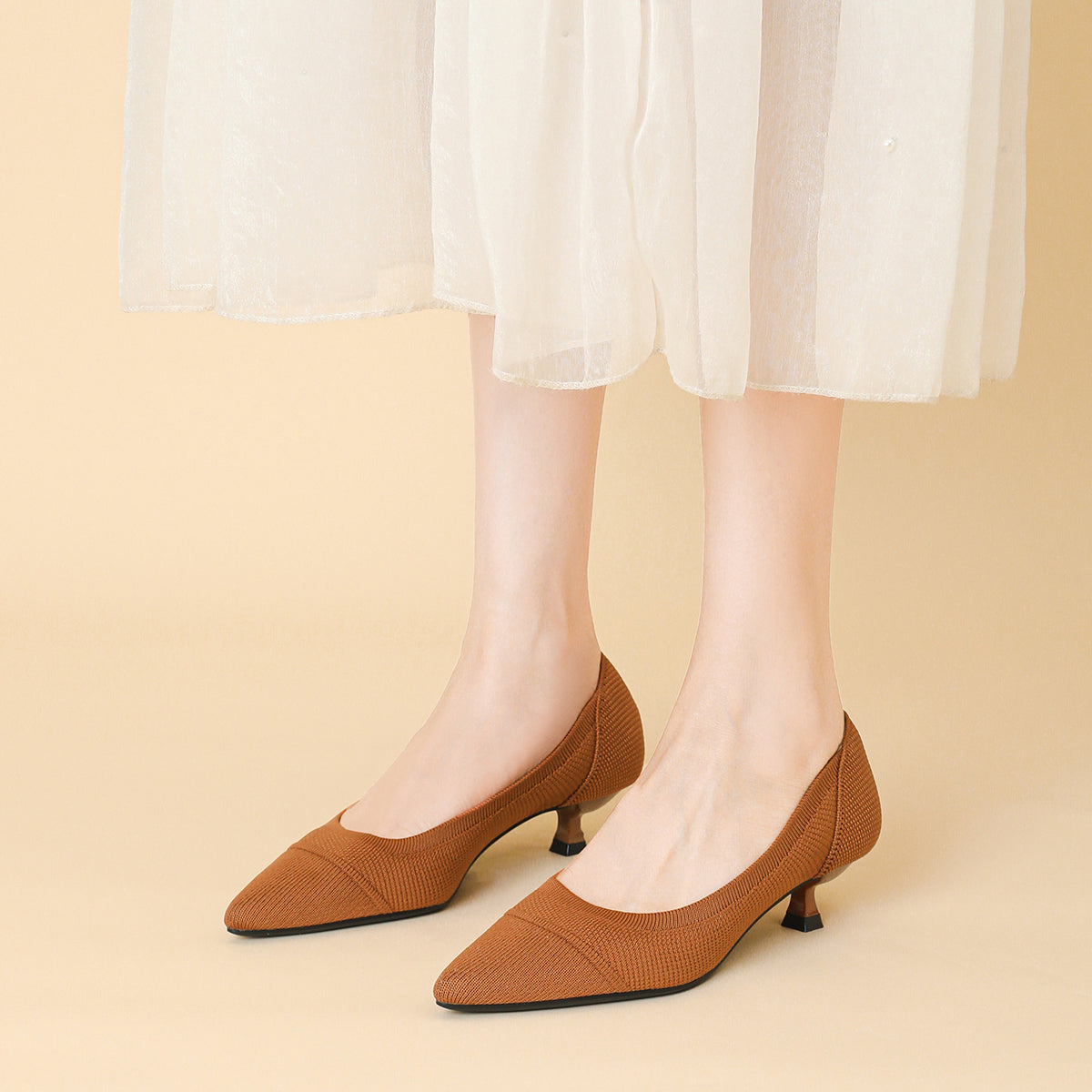 ポインテッドトゥ 浅口 4cmキトゥンヒール パンプス