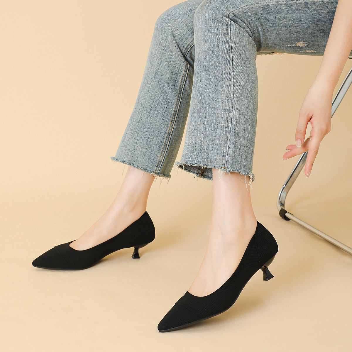 ポインテッドトゥ 浅口 4cmキトゥンヒール パンプス