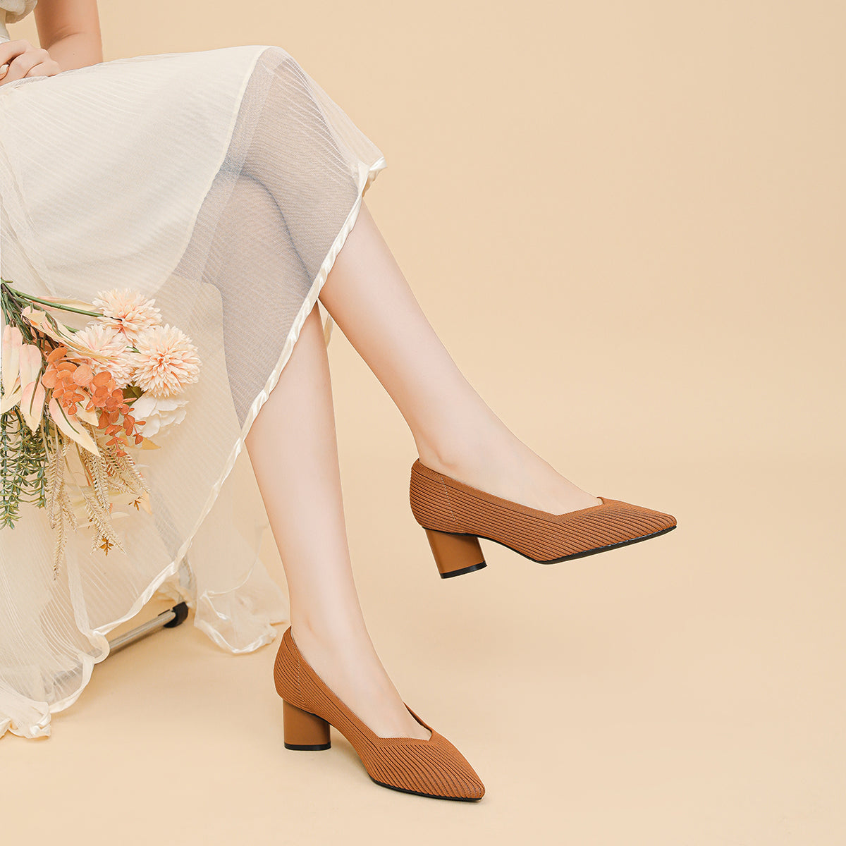 尖トゥVカット太ヒールパンプス（6cmヒール）