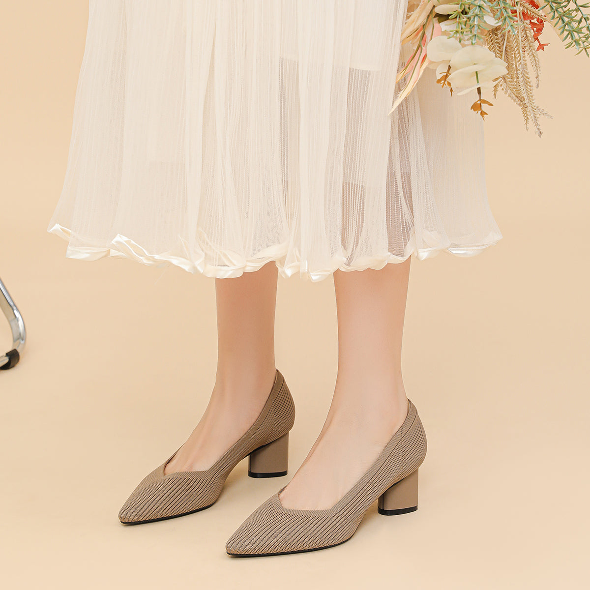 尖トゥVカット太ヒールパンプス（6cmヒール）