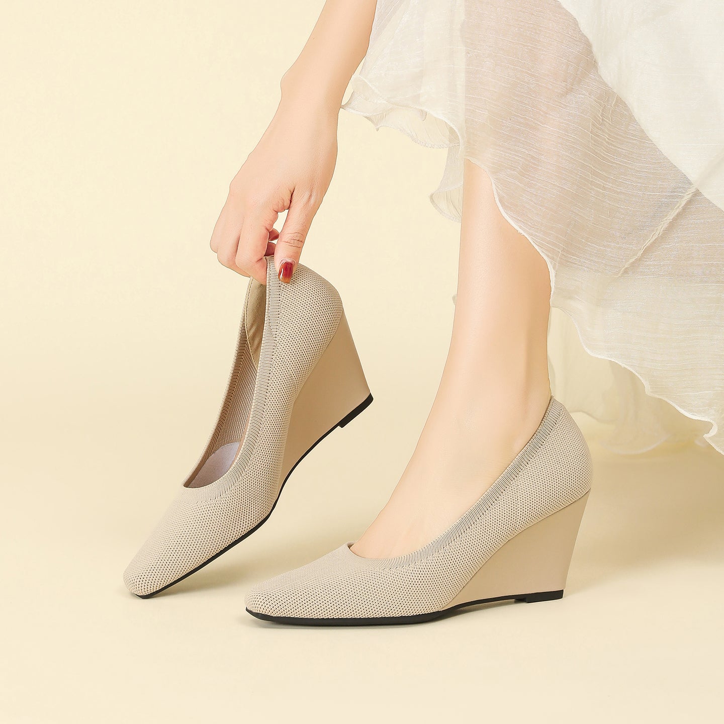 8cmウェッジヒールのストレッチニットパンプス