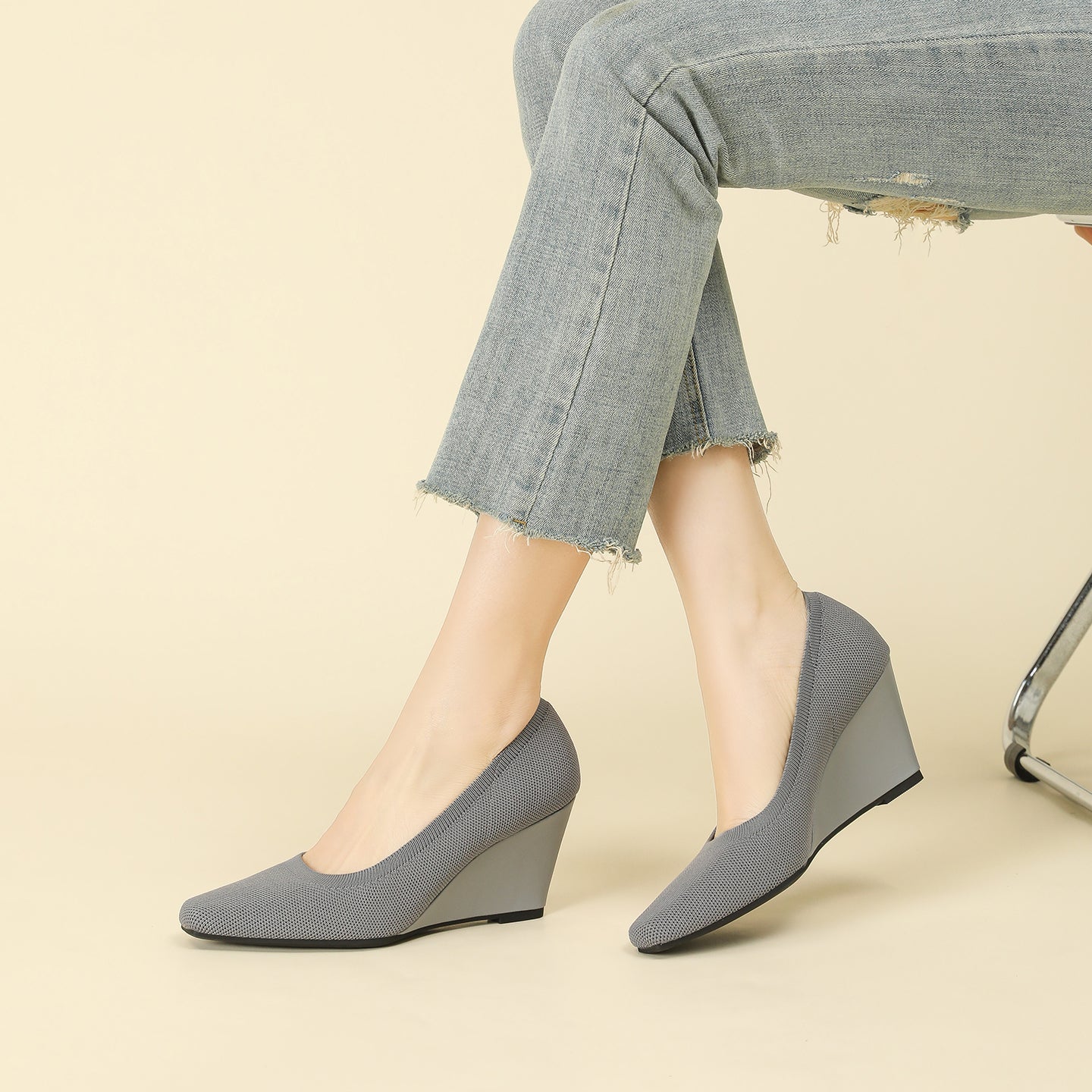 8cmウェッジヒールのストレッチニットパンプス