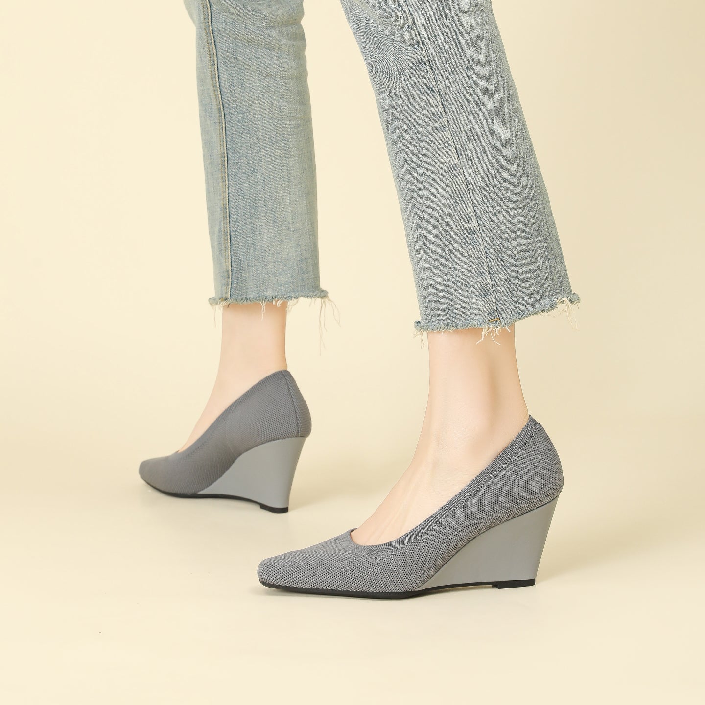 8cmウェッジヒールのストレッチニットパンプス