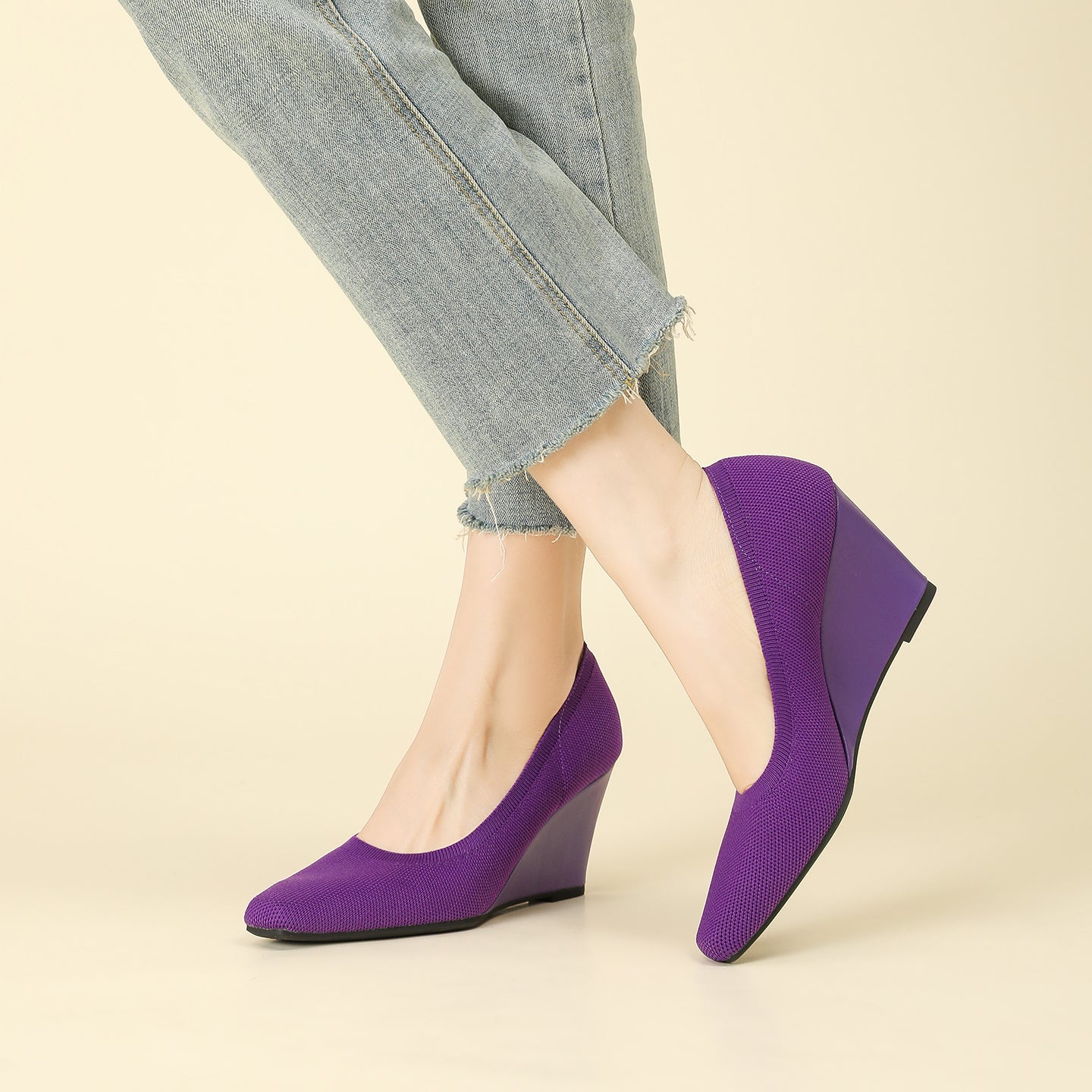 8cmウェッジヒールのストレッチニットパンプス