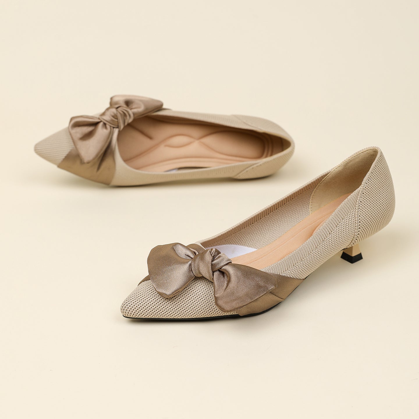 尖頭リボン付きキャットヒールシューズ