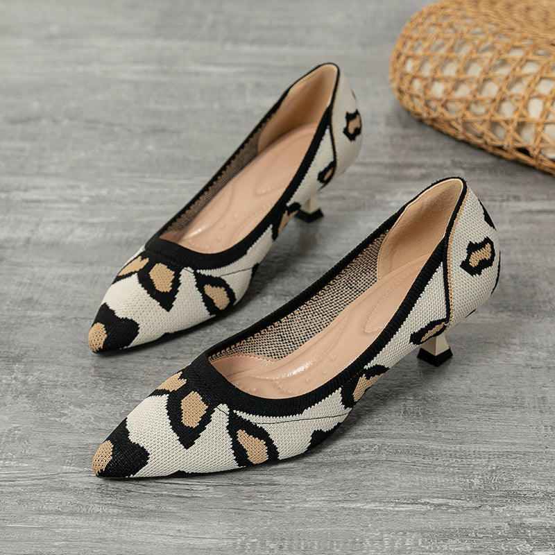 尖ったトゥの浅口プリンセスパンプス・ミドルハイヒール