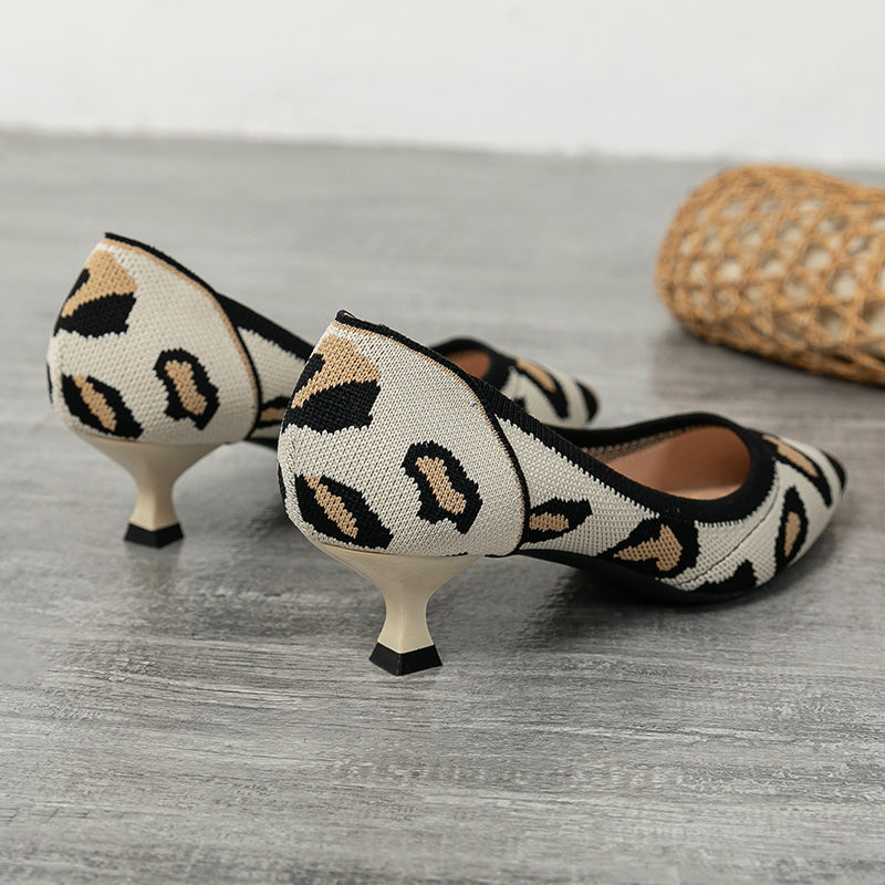 尖ったトゥの浅口プリンセスパンプス・ミドルハイヒール