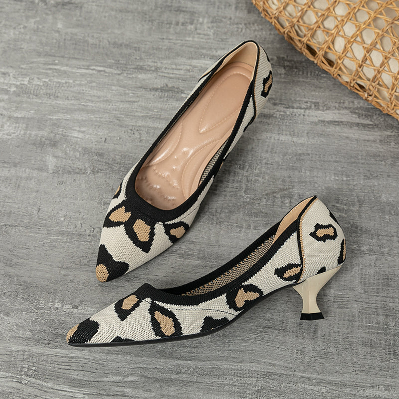 尖ったトゥの浅口プリンセスパンプス・ミドルハイヒール