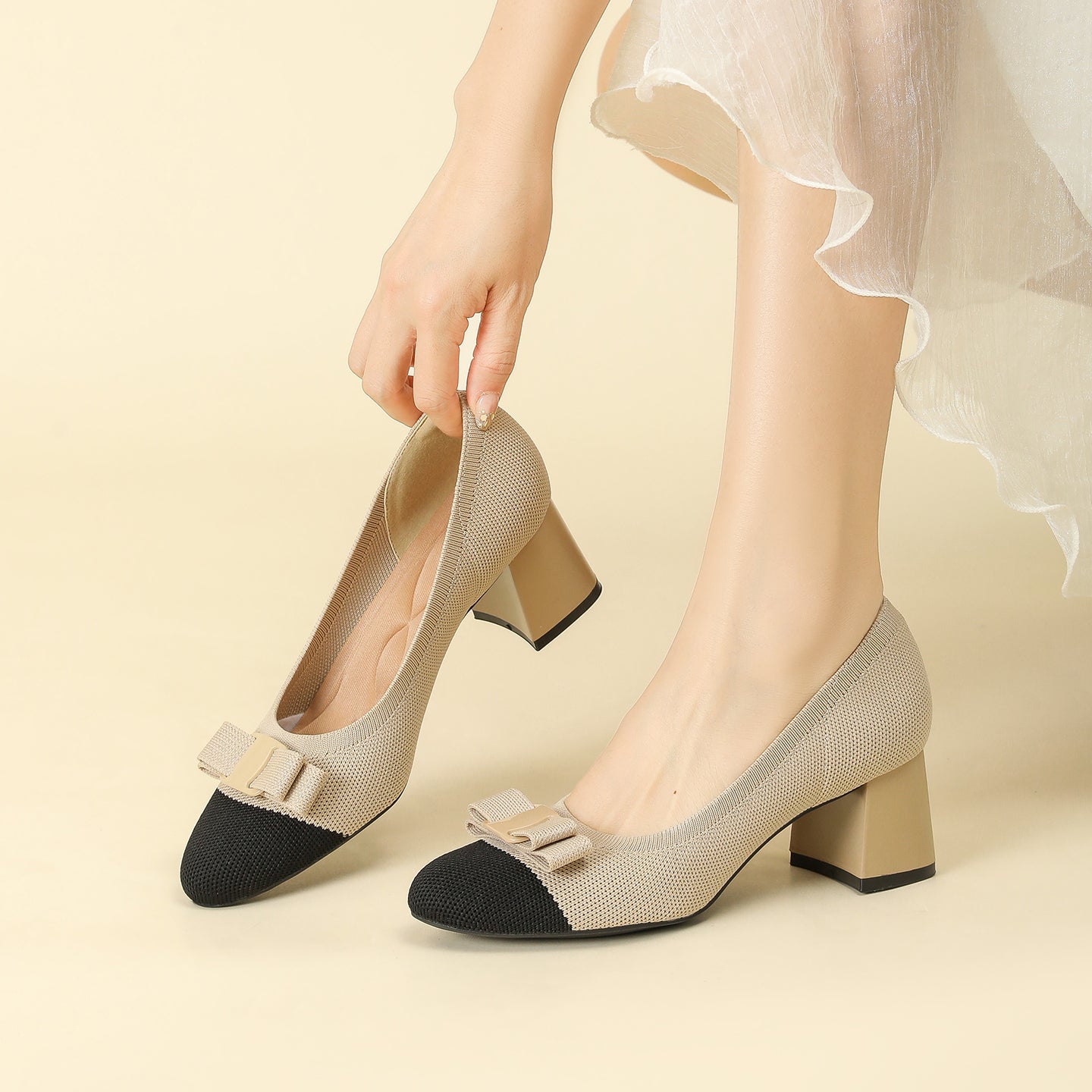 リボン付きチャンキーヒールパンプス