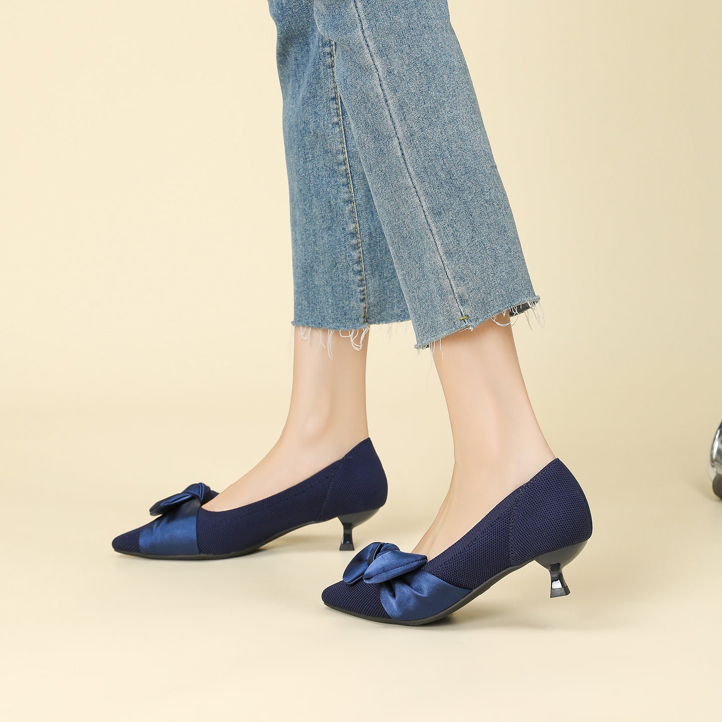 尖頭リボン付きキャットヒールシューズ