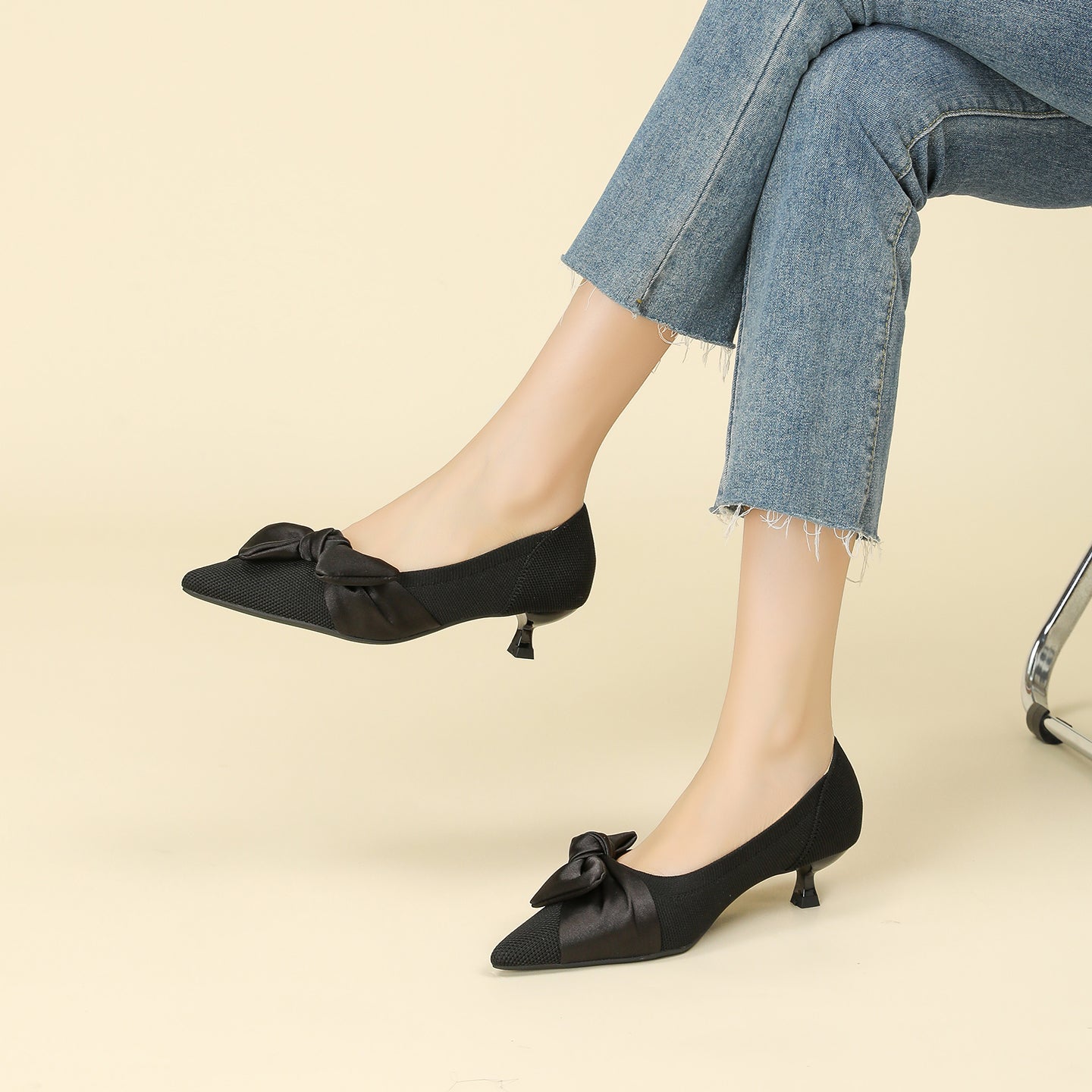 尖頭リボン付きキャットヒールシューズ