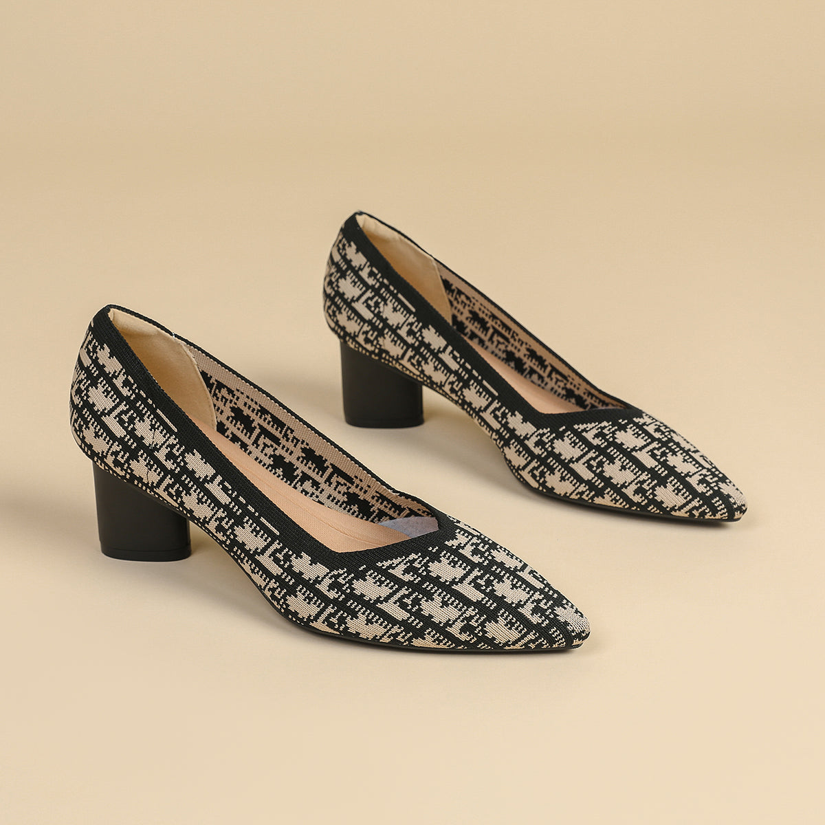 尖トゥVカット太ヒールパンプス（6cmヒール）