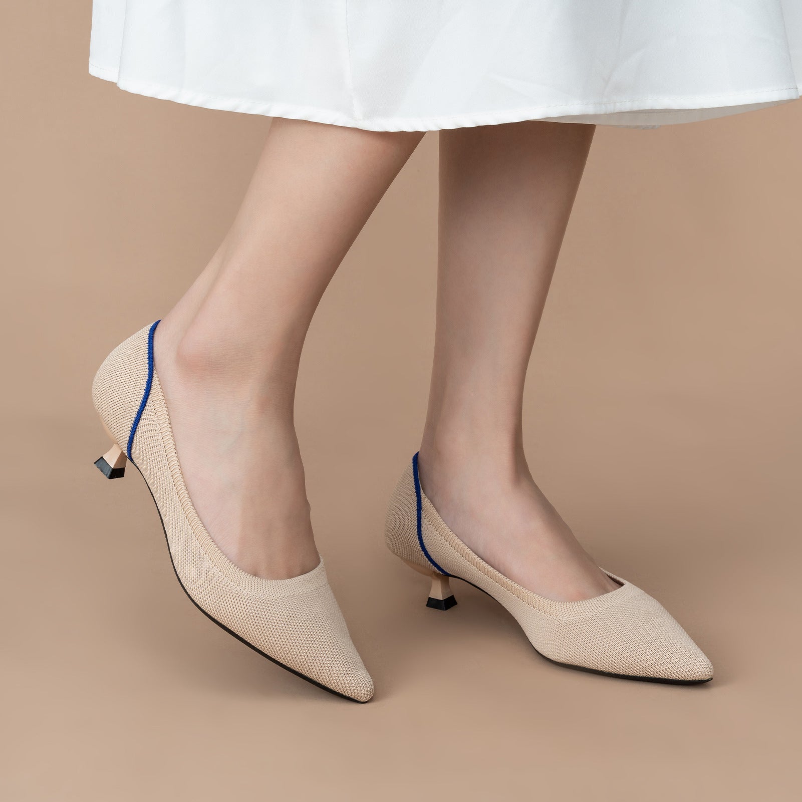 尖ったトゥの浅口プリンセスパンプス・ミドルハイヒール