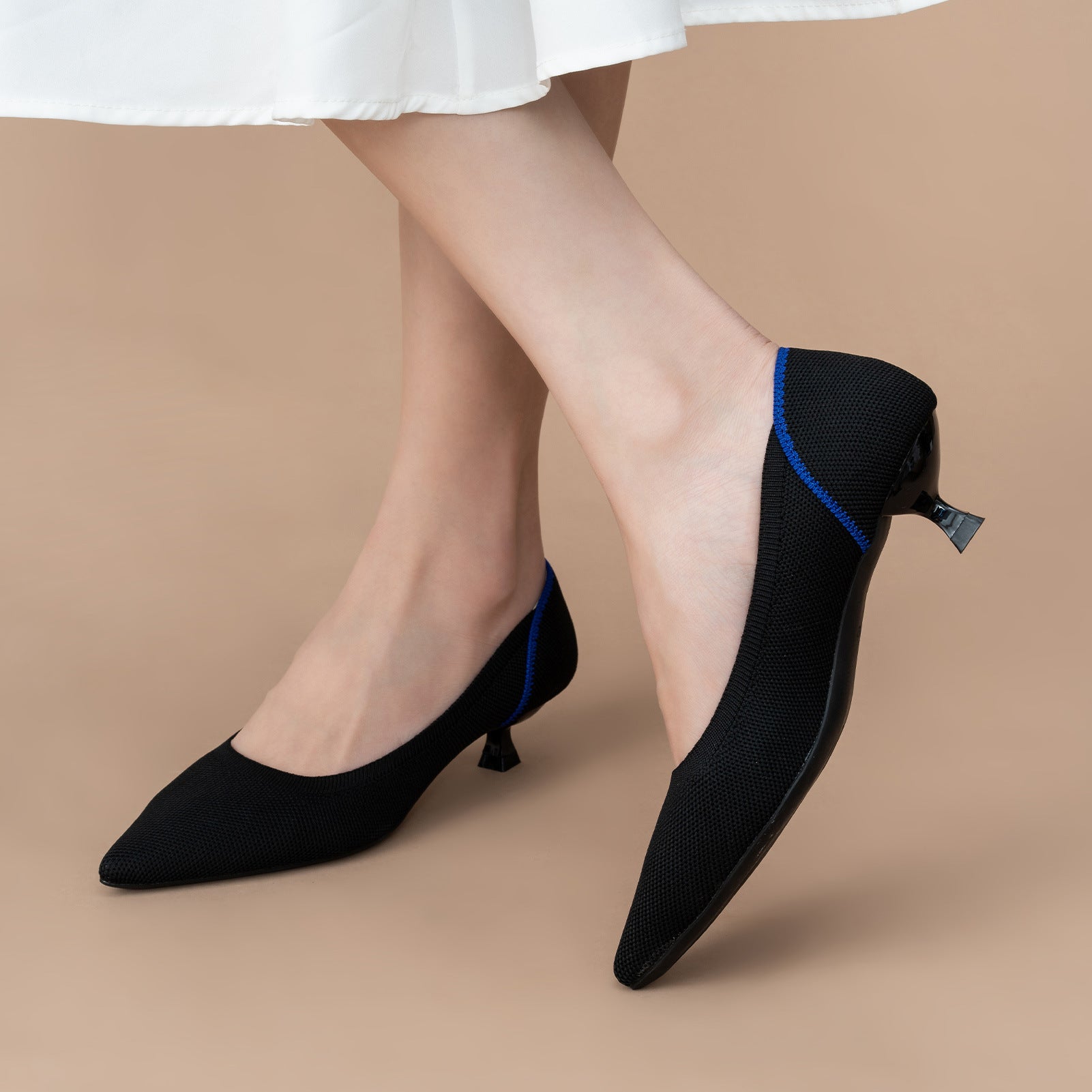 尖ったトゥの浅口プリンセスパンプス・ミドルハイヒール