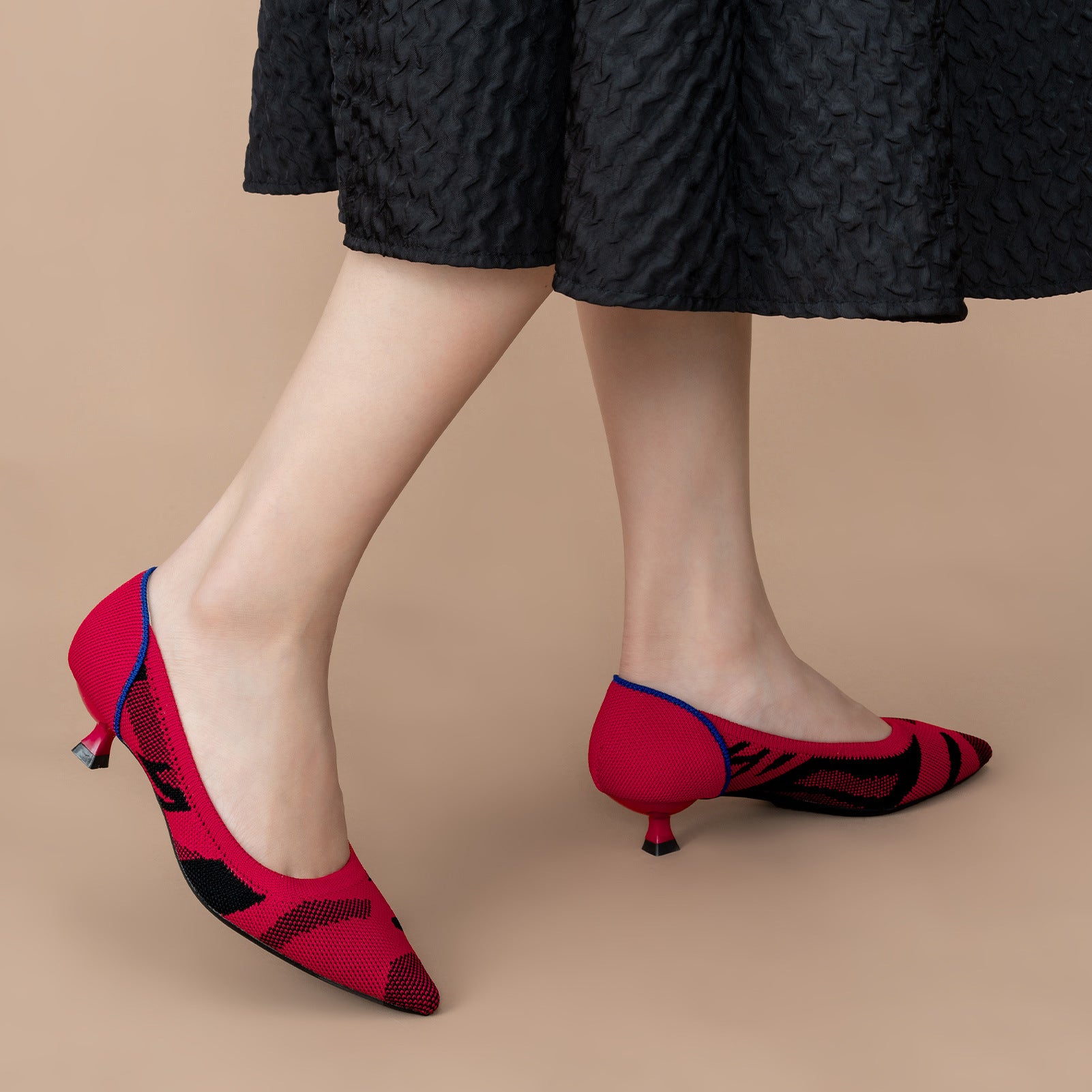 尖ったトゥの浅口プリンセスパンプス・ミドルハイヒール