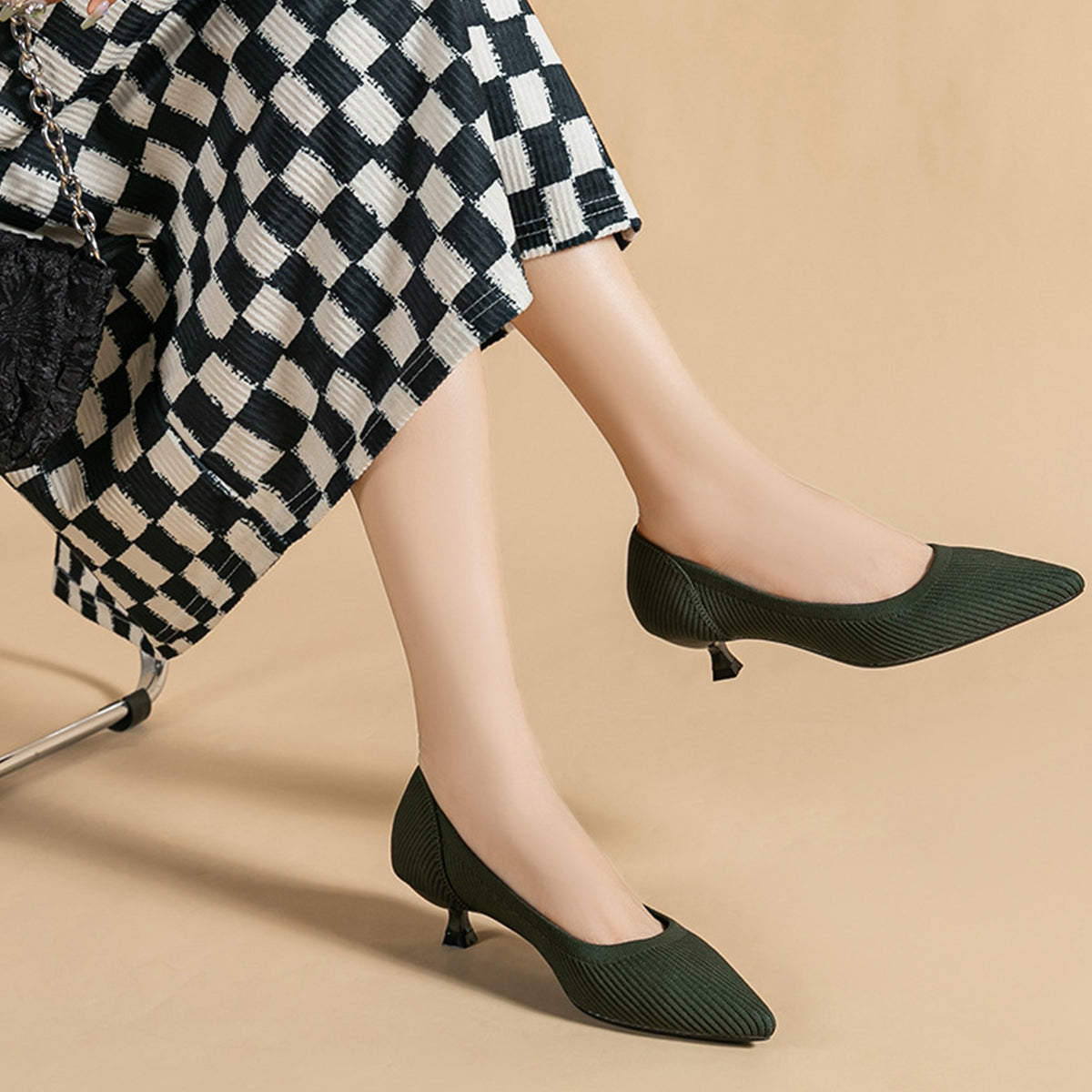 尖ったトゥの浅口プリンセスパンプス・ミドルハイヒール