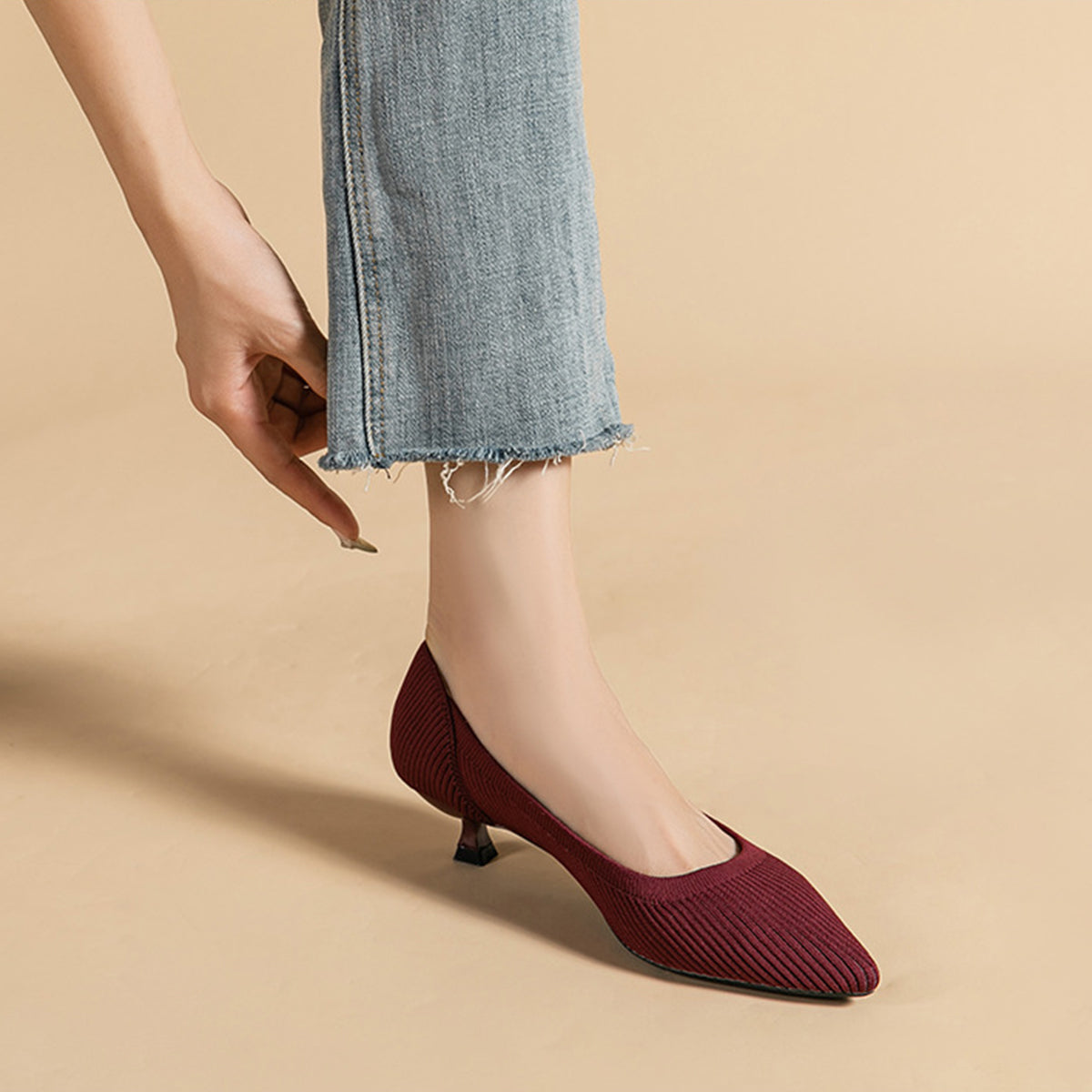 尖ったトゥの浅口プリンセスパンプス・ミドルハイヒール