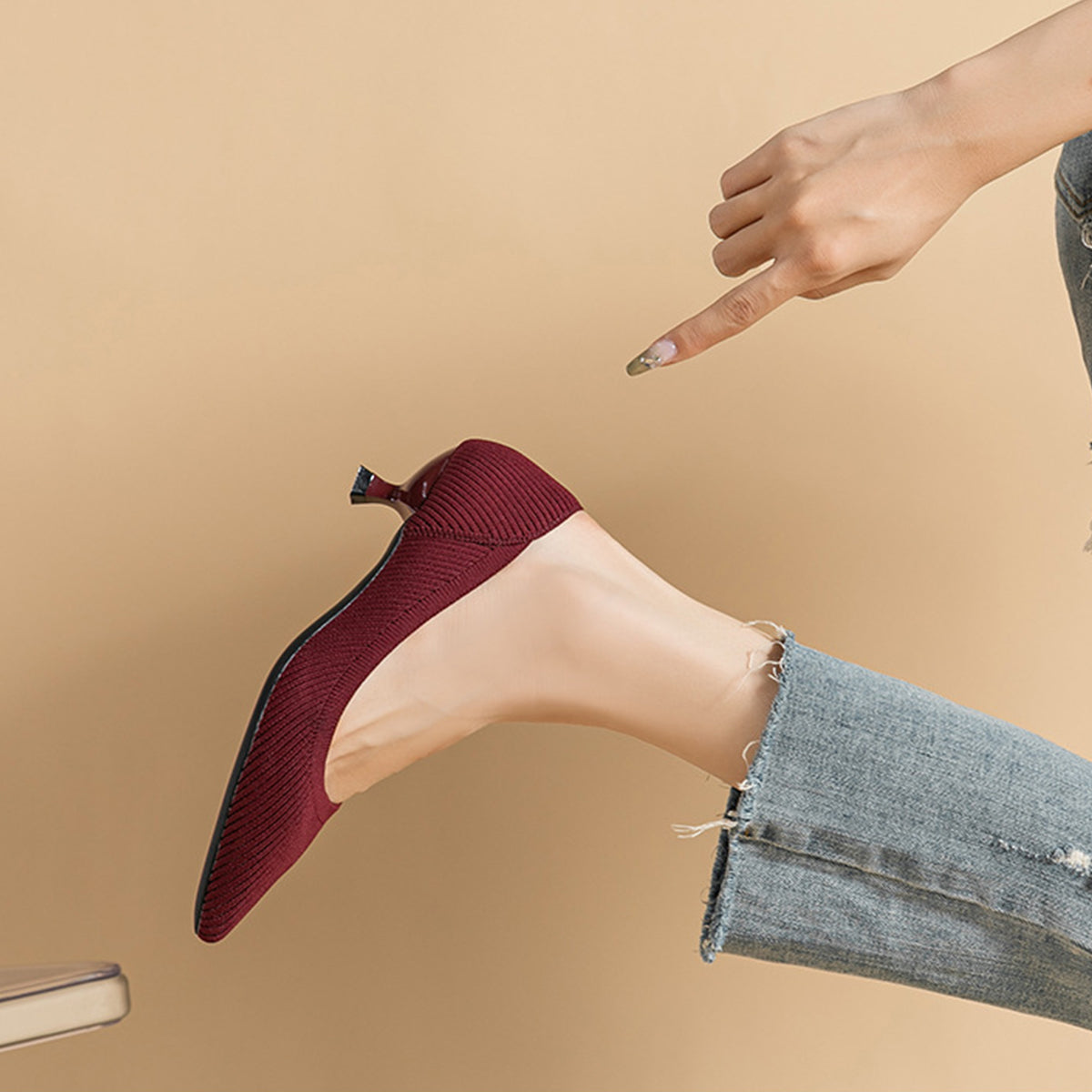 尖ったトゥの浅口プリンセスパンプス・ミドルハイヒール