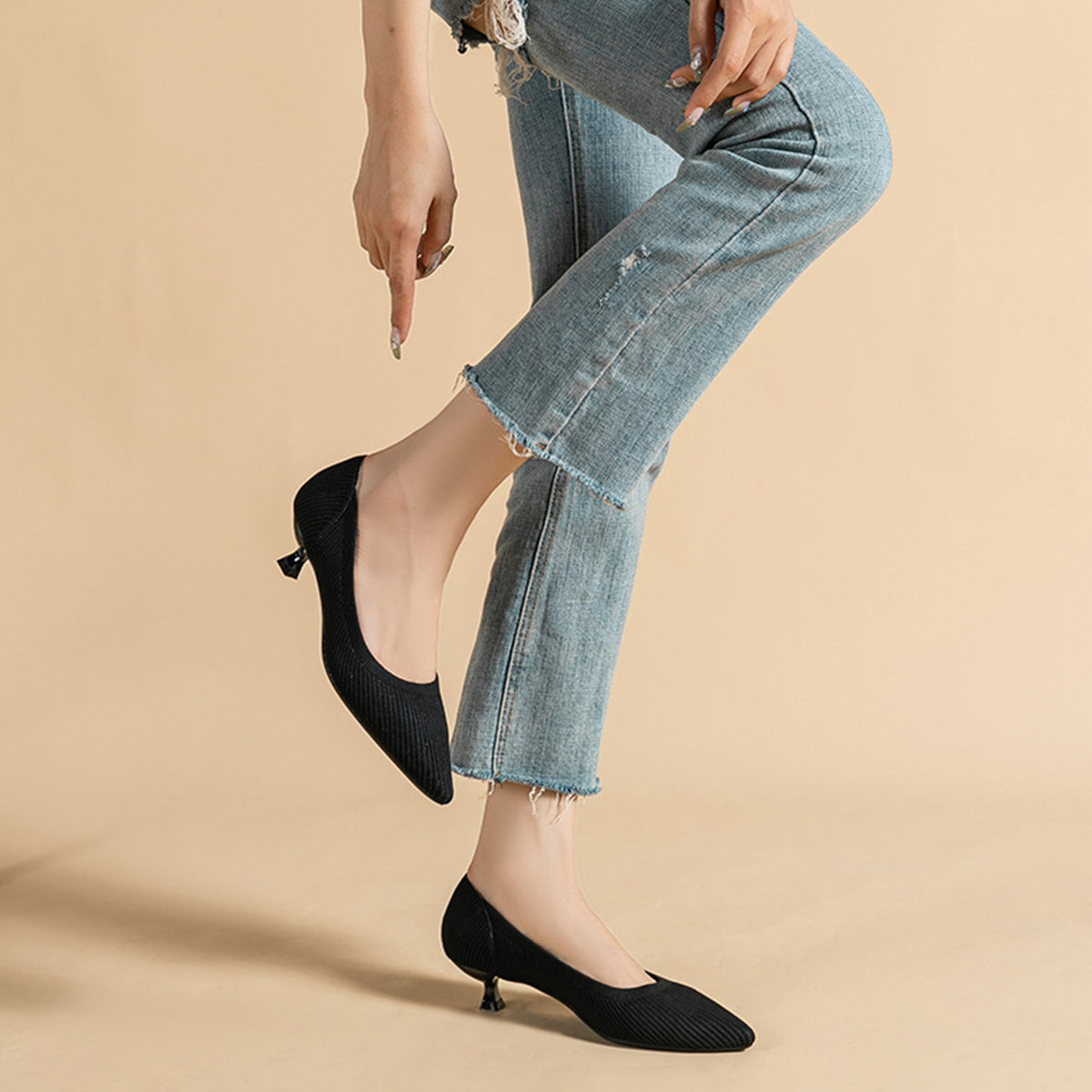 尖ったトゥの浅口プリンセスパンプス・ミドルハイヒール