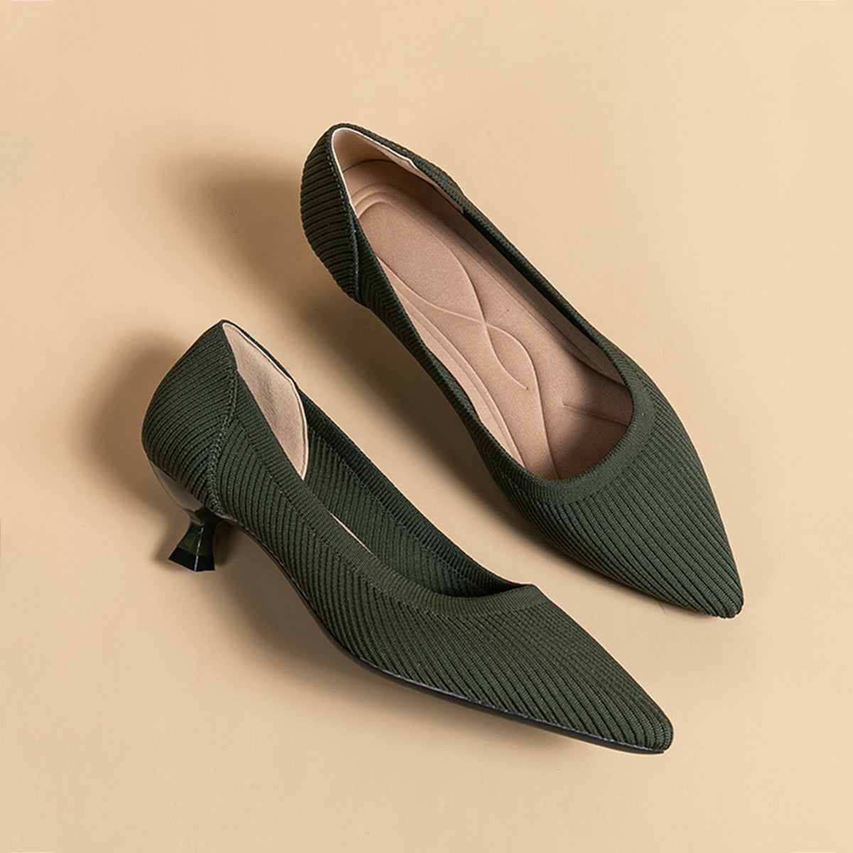 尖ったトゥの浅口プリンセスパンプス・ミドルハイヒール