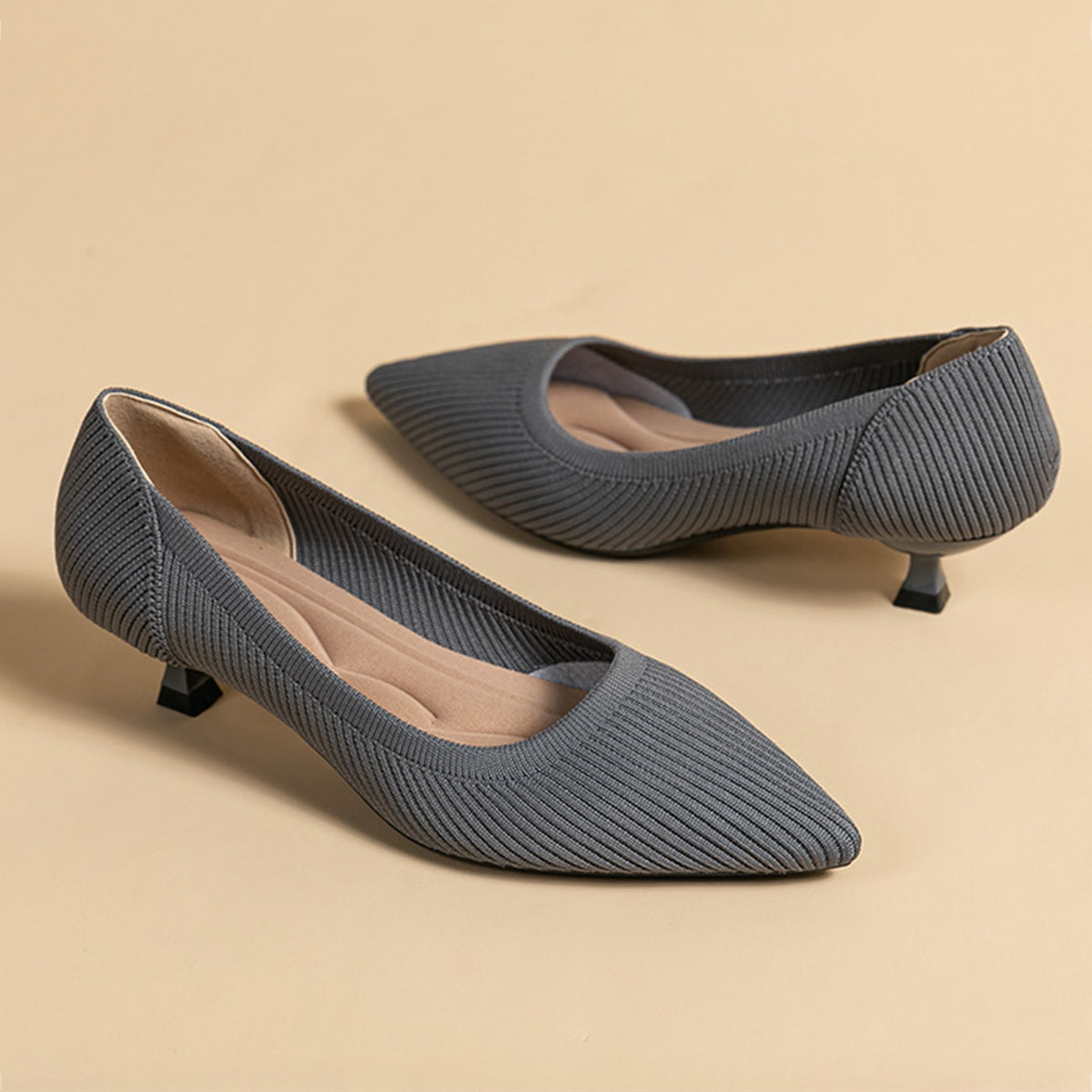 尖ったトゥの浅口プリンセスパンプス・ミドルハイヒール