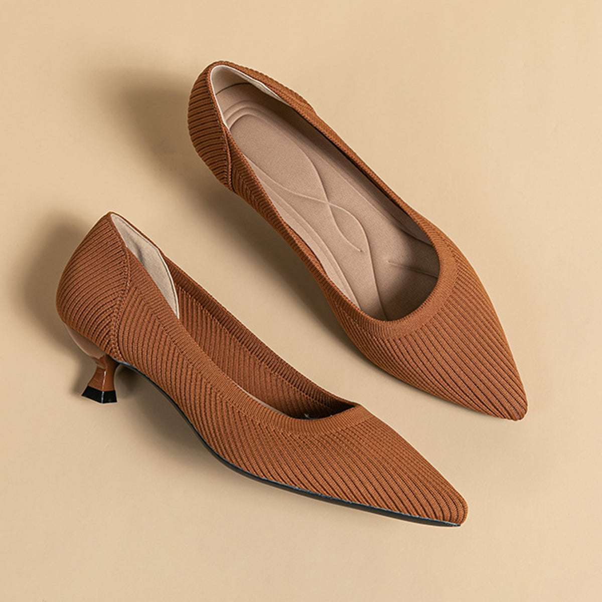 尖ったトゥの浅口プリンセスパンプス・ミドルハイヒール