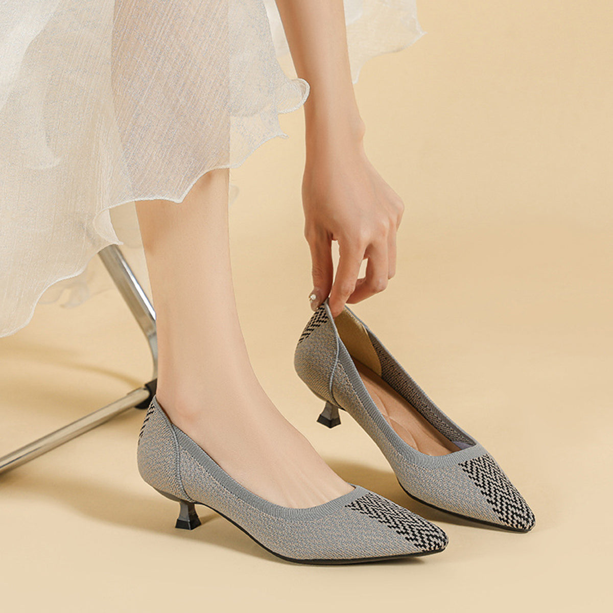 尖ったトゥの浅口プリンセスパンプス・ミドルハイヒール