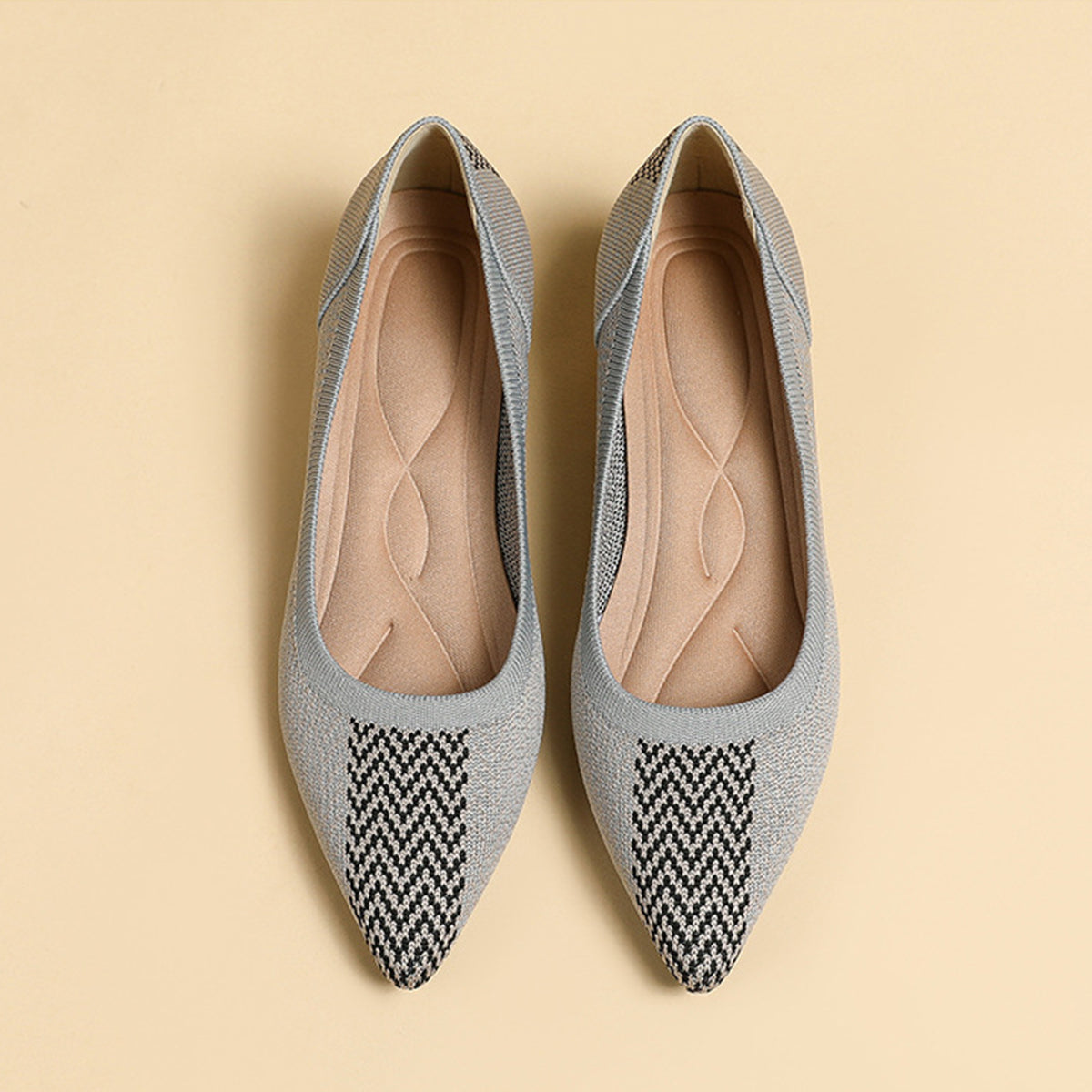 尖ったトゥの浅口プリンセスパンプス・ミドルハイヒール