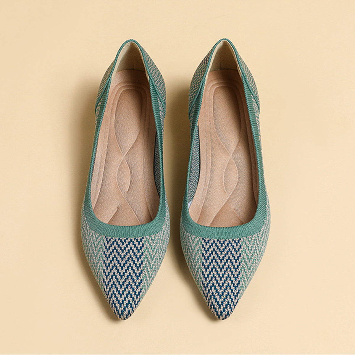 尖ったトゥの浅口プリンセスパンプス・ミドルハイヒール