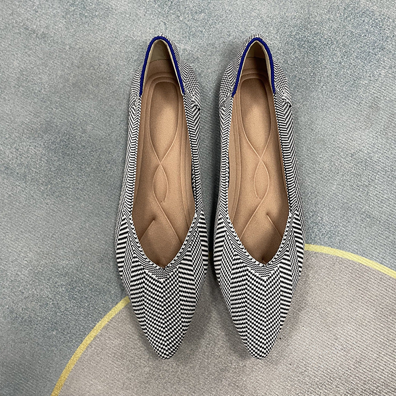 尖ったトゥの浅口フラットシューズ・シングルシューズ